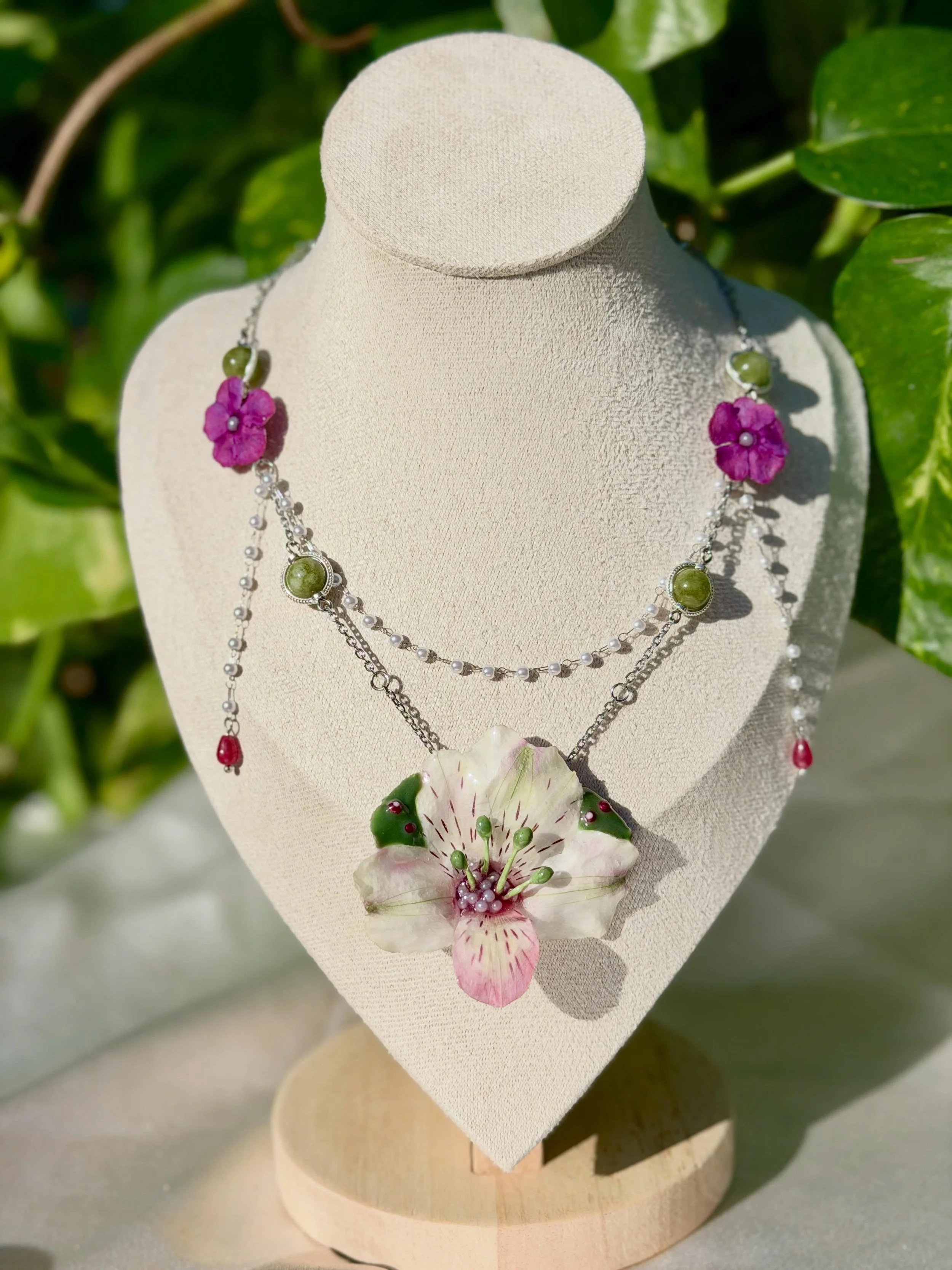 Peruvian Lily creations ✨
These beautiful flowers might officially replace orchids as my favorite pieces to work with. I&rsquo;ve been having so much fun experimenting and seeing how many different variations I can make off of just these two original