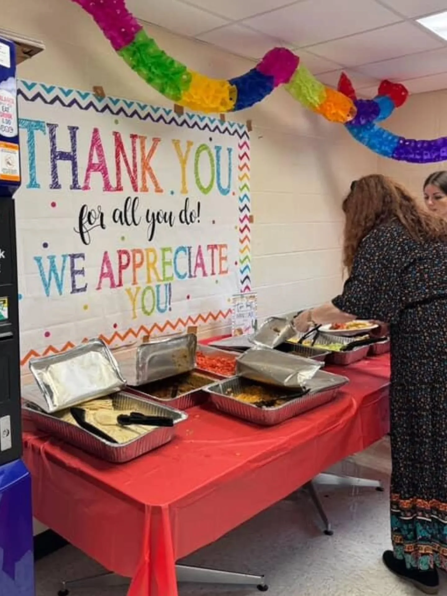 🌮 Let's taco 'bout how we celebrated the teachers and staff to a taco bar last week to show them how much we appreciate them! Shout out to @chuysrestaurant in Brentwood for providing an incredible mexican feast and everyone on the Teacher Appreciati