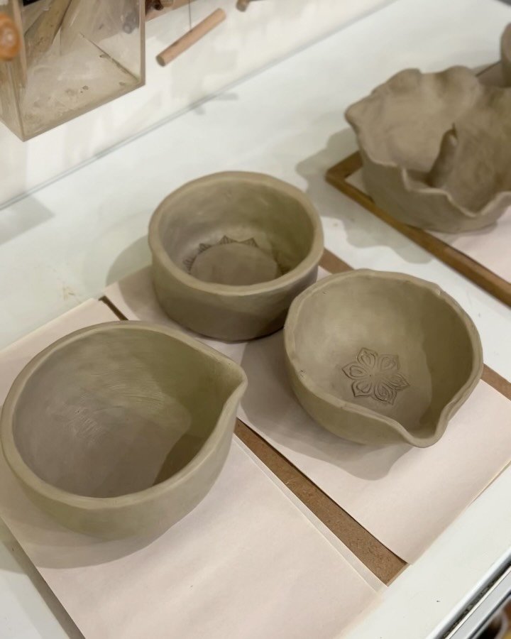 May &amp; June Clay Dates are now live! Meet some new people and get your hands dirty this spring 🌸 🐝 There&rsquo;s lots of class types to choose from, including 2 special &lsquo;Spiral Snack Dish&rsquo; clay dates on April 18 &amp; 25th⁠
⁠
Link in