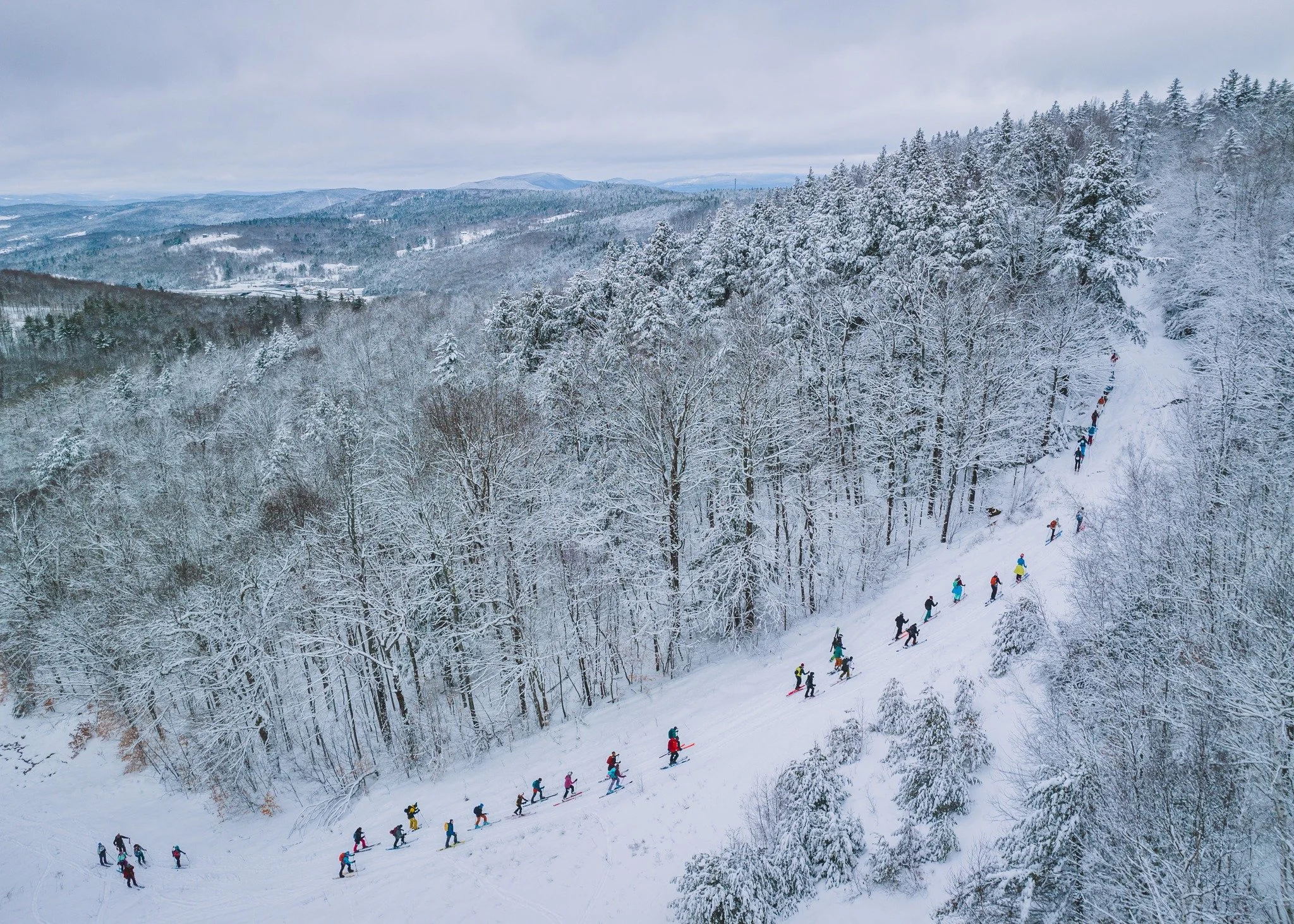 Who knows this trail?  Nowadays you only see it if you earn your turns...
@uphillnewengland @indyskipass @skinewhampshire
📷: @inclusiveskitouring