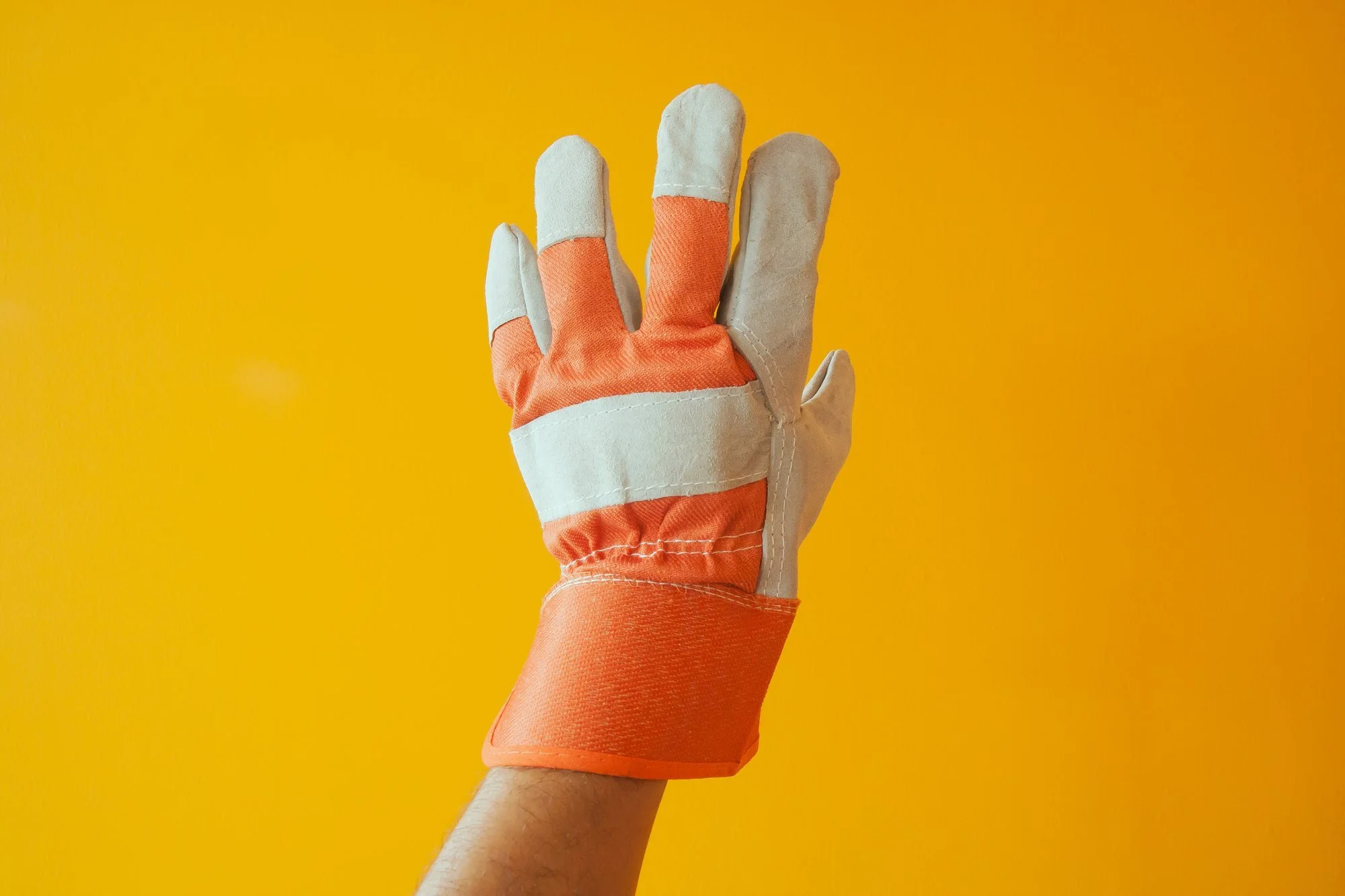 The Best Electrician Gloves: Types, Key Factors, and Recommendation