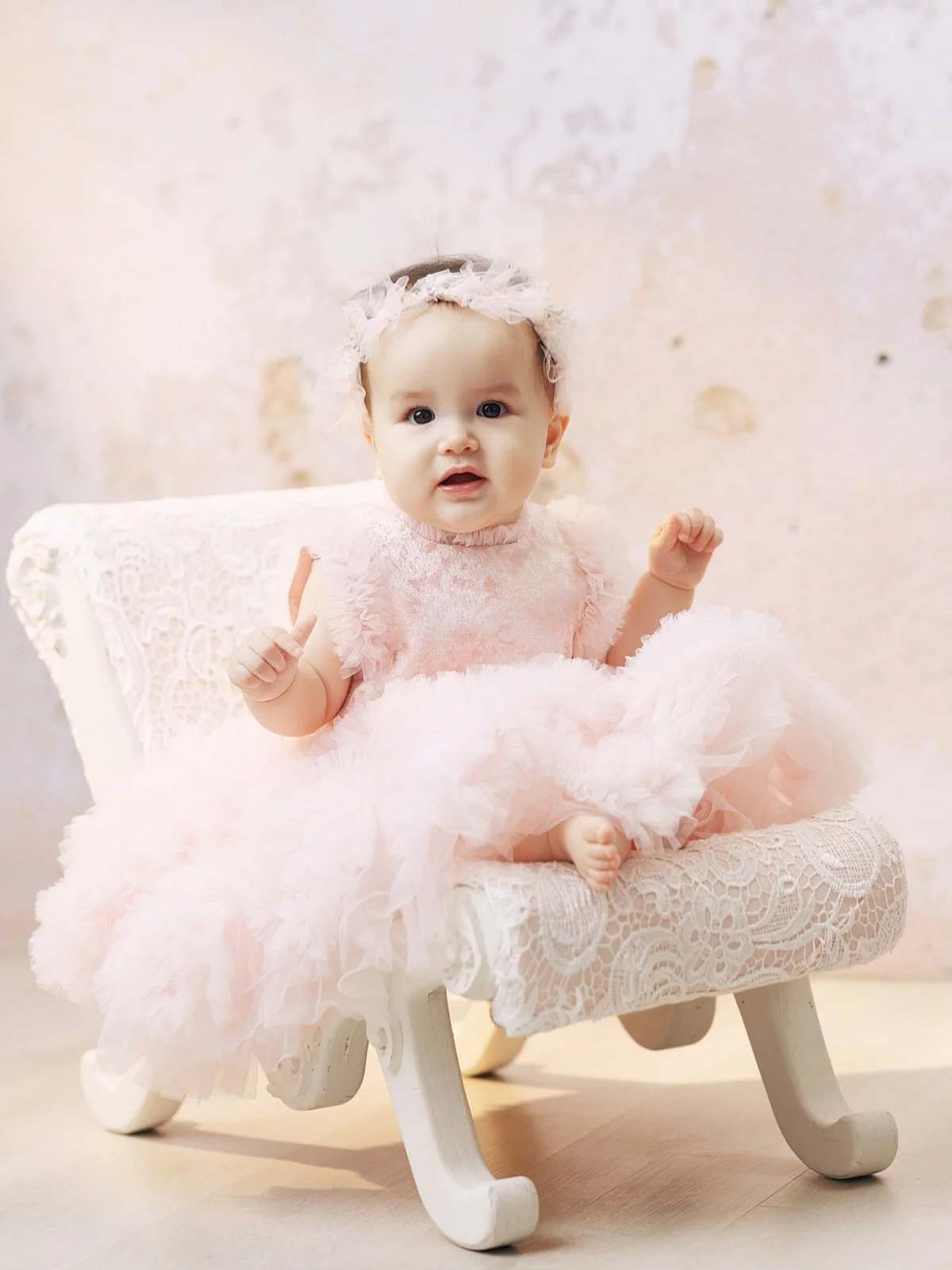 Pretty in pink, with a little bit of magic. 🎀✨
Those bright eyes, tiny toes, and the sweetest little smile. 💕

#BabyMilestone #BabyPortrait #PrettyInPink #DFWBabyPhotographer #SouthlakePhotographer