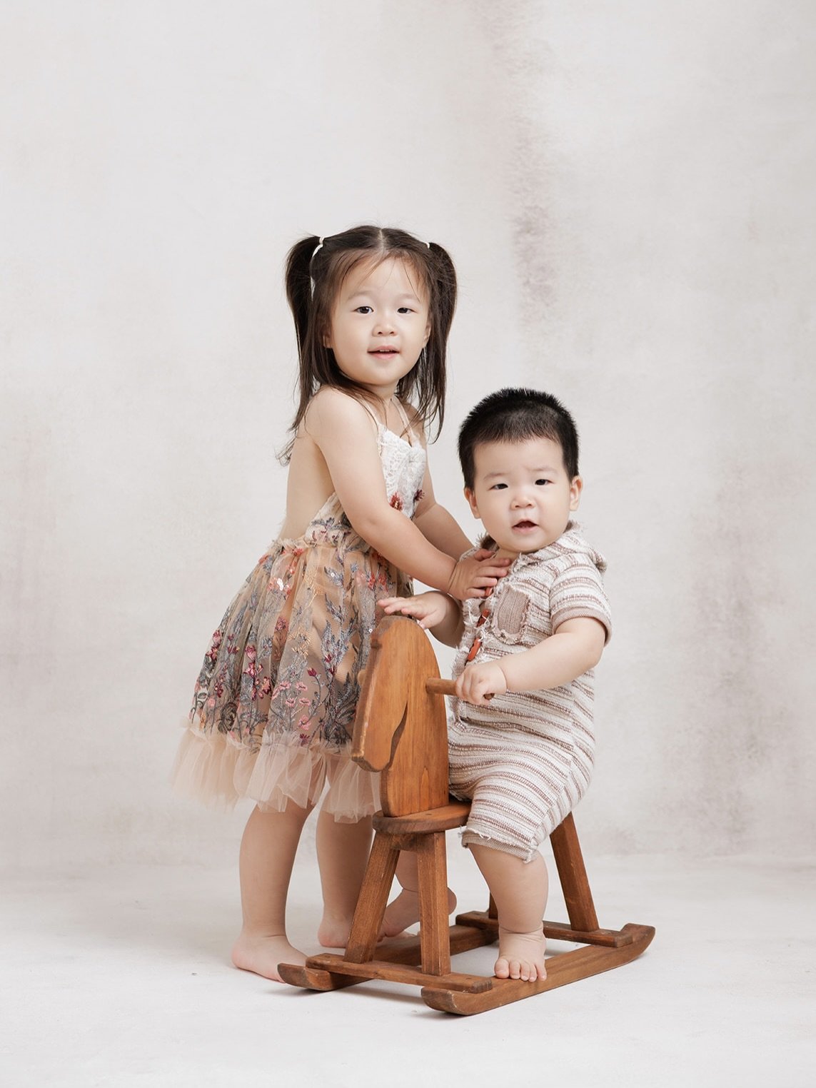 A first birthday session is about the birthday baby&hellip; but we can&rsquo;t forget the big siblings. 🤎

Whenever a family brings an older brother or sister to a first birthday session, I love taking a little extra time to photograph them too &mda
