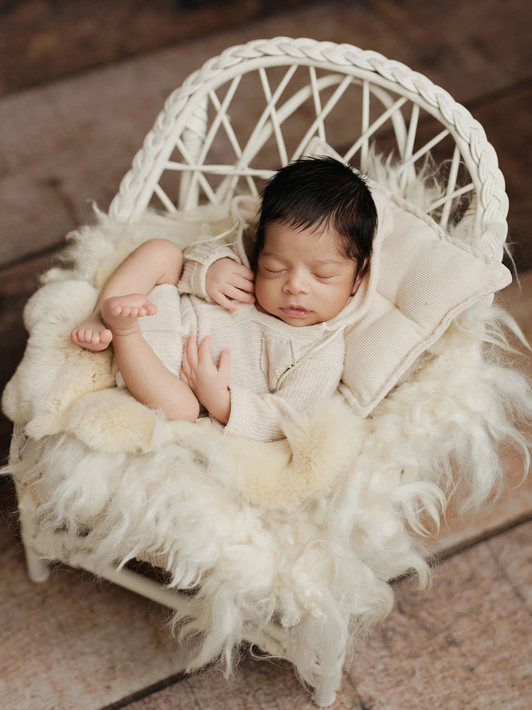 Counting sheep and dreaming sweet dreams. 🐑☁️

Snuggled up with a tiny little friend, dreaming the sweetest newborn dreams. 

#NewbornPhotography #NewbornPhotographer #BabyPhotography #DFWNewbornPhotographer #SouthlakeNewbornPhotographer