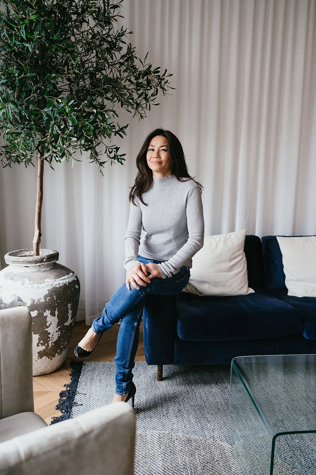 Portret van vrouw in lichte ruimte als representatie van rust en zelfontwikkeling.