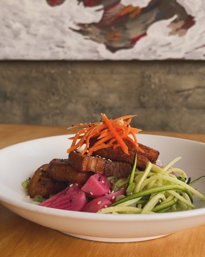 introducing our newest menu addition! 🥳
the pork belly bowl
5oz of our slow roasted pork belly, crisped up to order
served with pickled + fresh veggies and our sesame miso vin
your choice of steamed brown jasmine rice, quinoa, or a mix of both
link 