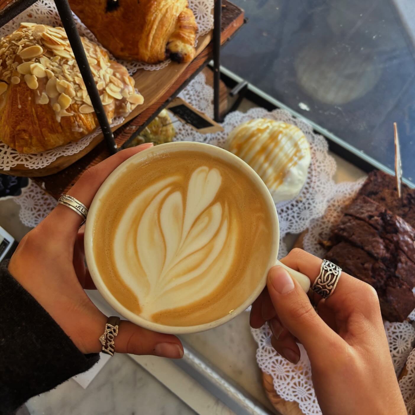 Coffee time!!! ☕️#intelligentsiacoffee #crushcakes #goleta #santabarbara