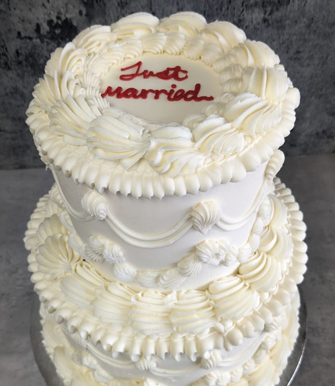 Beautiful vintage wedding cake &hearts;️ #crushcakes #wedding #cake