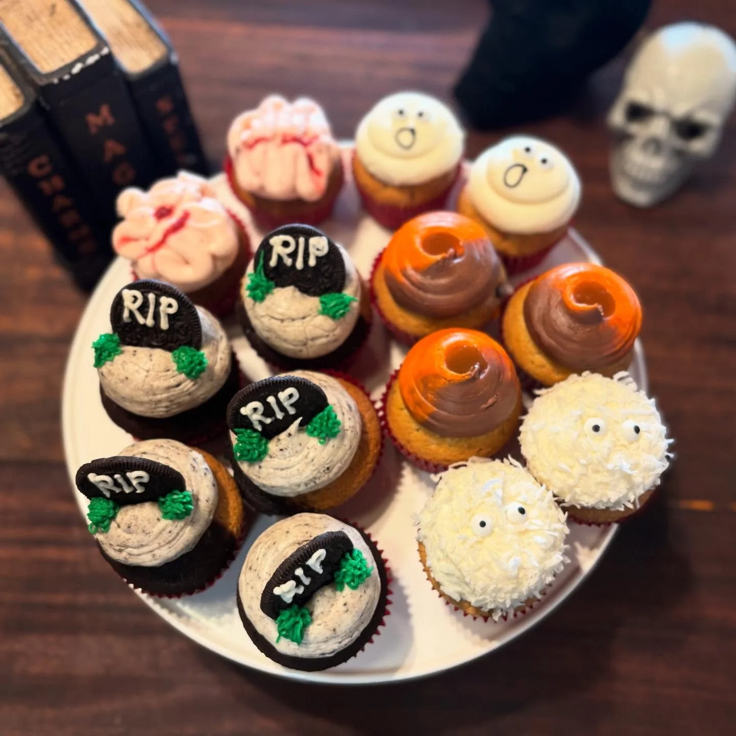 Sink your teeth in…💀#halloweencupcakes