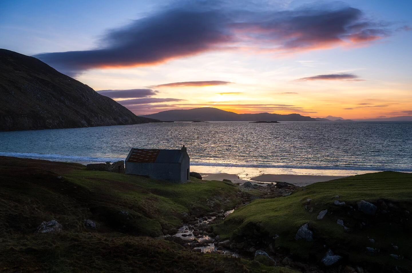 Keem Beach 🙌 a stunning beach view no matter from above or from down below. #mayo #rainbow #irland #wildatlanticway #Ireland #rawireland #loves_mayo #countymayo #instaireland #insta_ireland #wanderireland #irlanda #bansheesofinisherin #seascapephoto