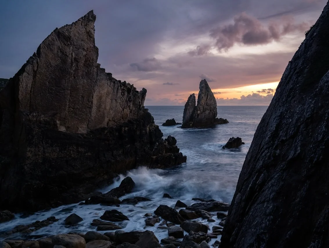 Ireland has one of the best coastlines 🙌 everything from massive cliffs to miles of sandy beaches, dark sea caves to lighthouses on the headlands and the prefect sprinkle of sea stacks. And we get plenty of swell to tie it all together 🙌🌊 #ireland