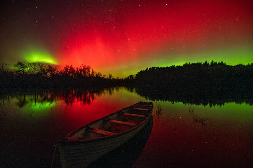 Some shots from last night's Aurora display at Lough Mask. What a spectacle 🙌! The lake's surface reflected the show perfectly, doubling the magic. Started with deep red hues that seemed almost too intense, changing to more green, then dancing acros