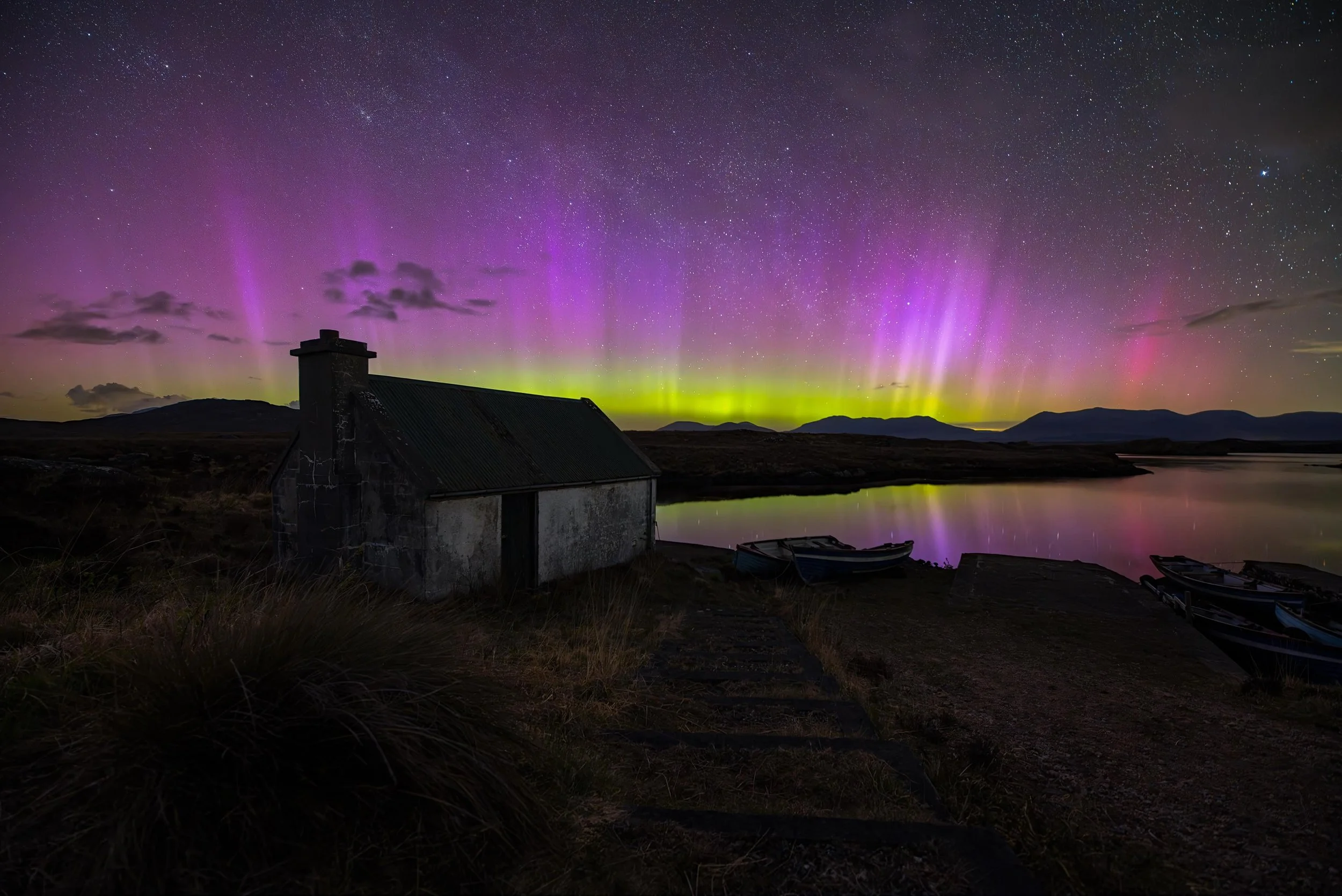 I&rsquo;d been watching the forecast all week for this. The chances were low but the skies were clear so @bglandscapetours and myself went anyway just to have a look.

When we got close to this cottage we could already see the odd pillar in the sky a