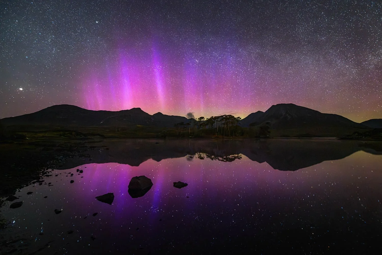 One from a while ago with some lovely pillars above Pine Island. Fingers crossed for more of the same soon 🤞#pineisland #galway #connemara #northernlights #ireland