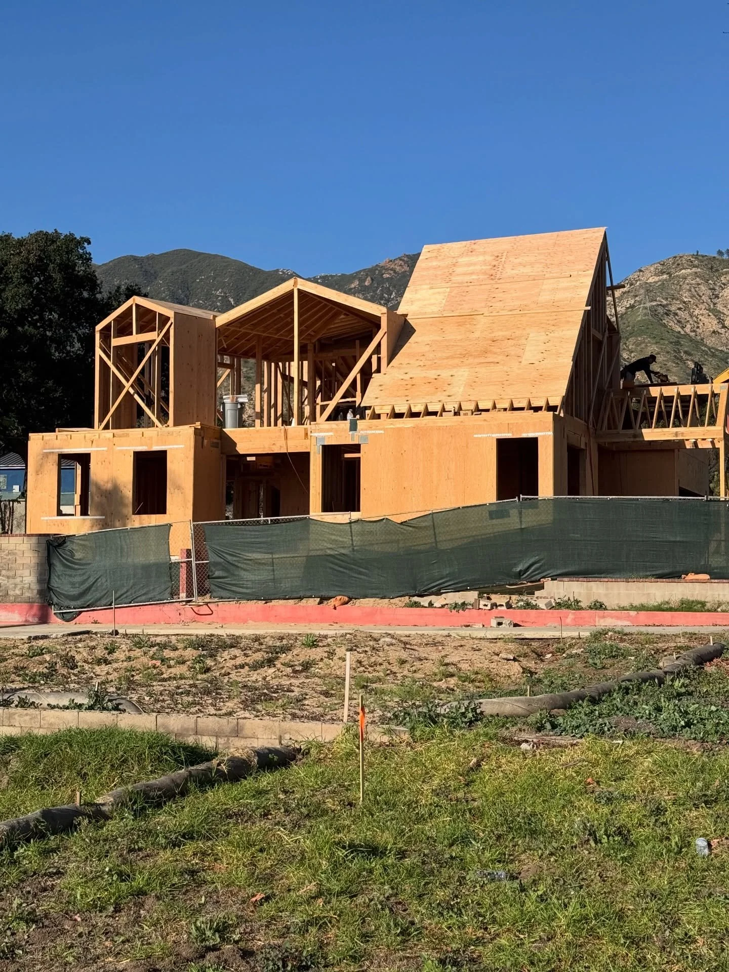 Framing almost complete at our Alicia project in Altadena.
Architect: @karabachian