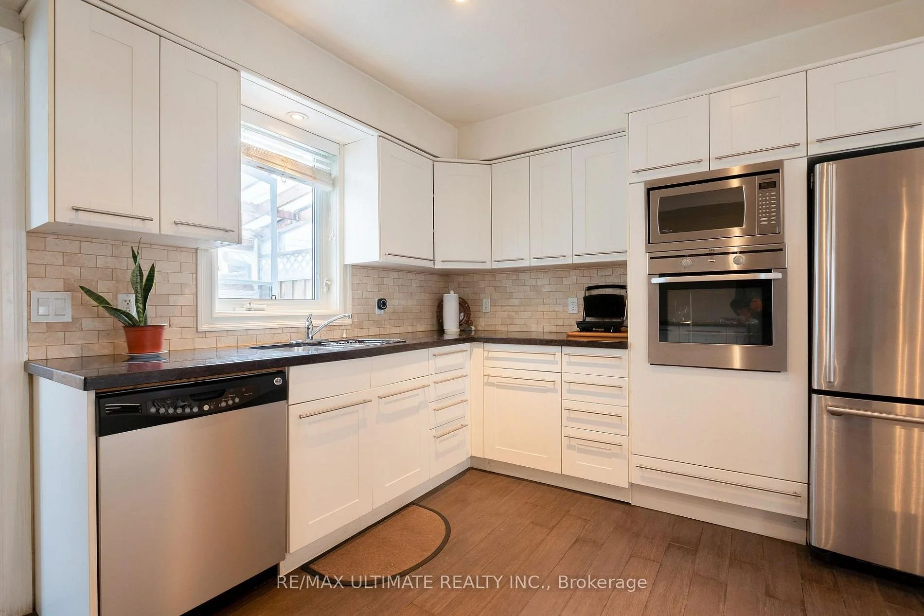 116 Ascot Ave W12945876_14.jpg
