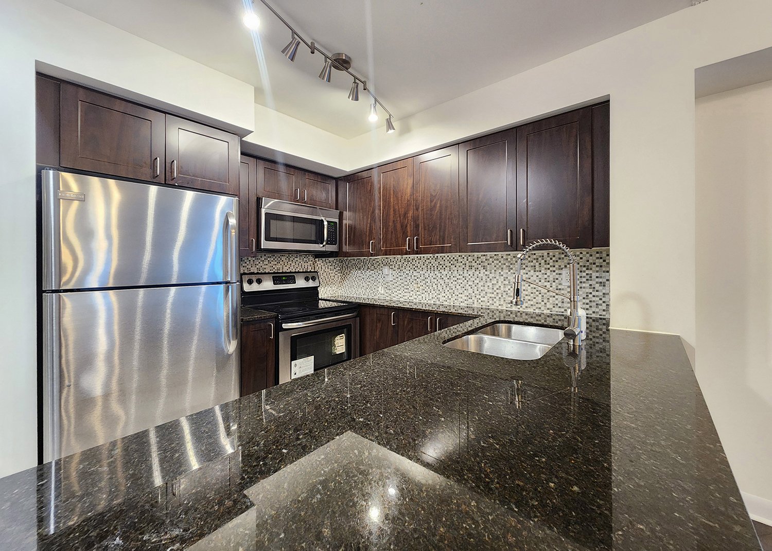 04 Kitchen 525 Wilson 640.jpg