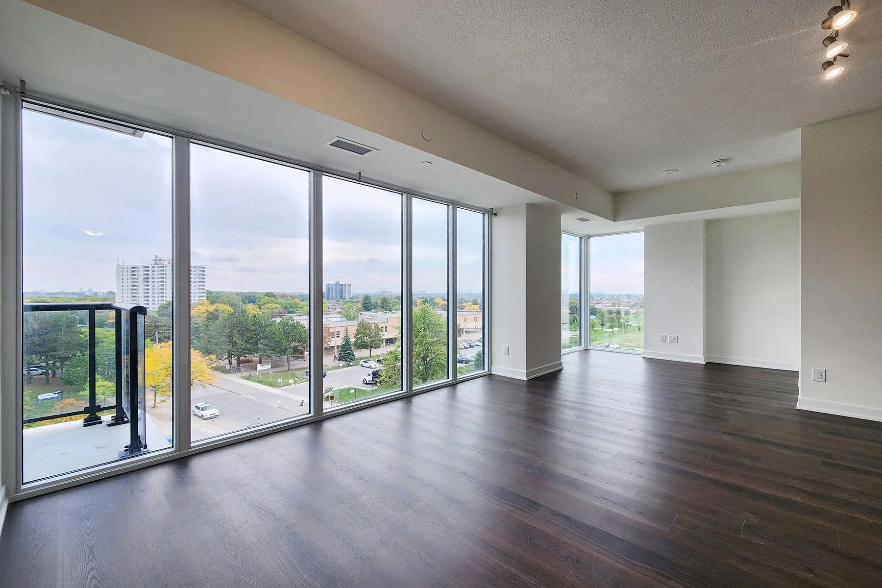 MLS04-2825Jane604-LivingDining.jpg