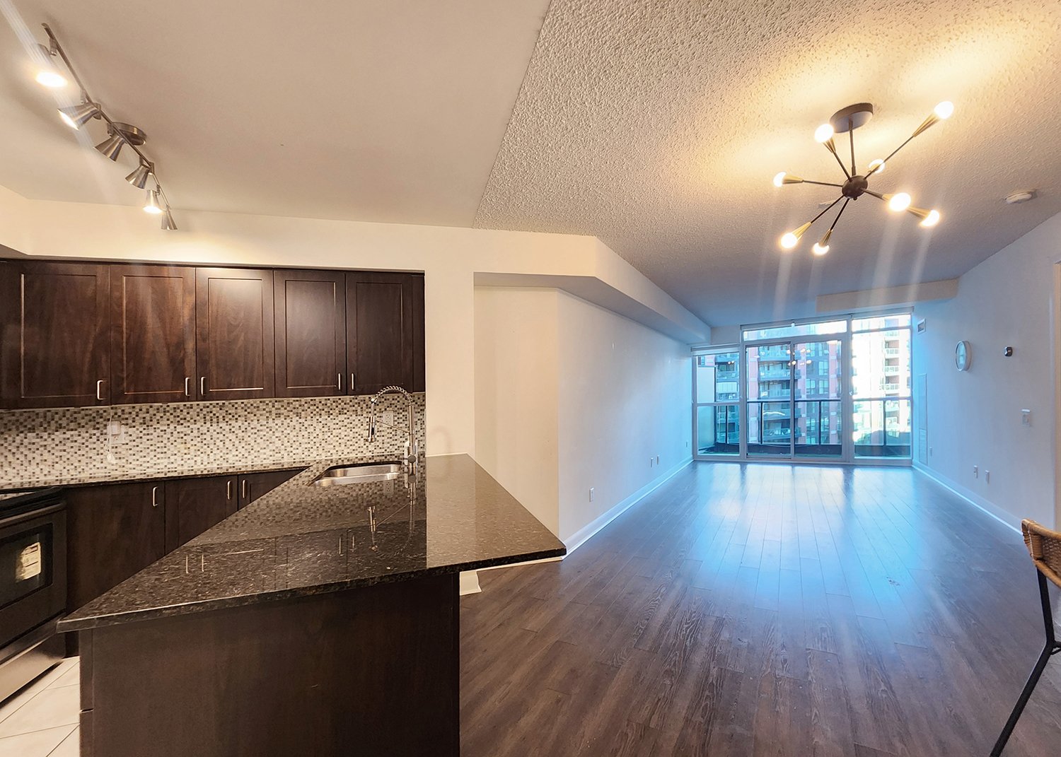06 Kitchen Dining 525 Wilson 640.jpg