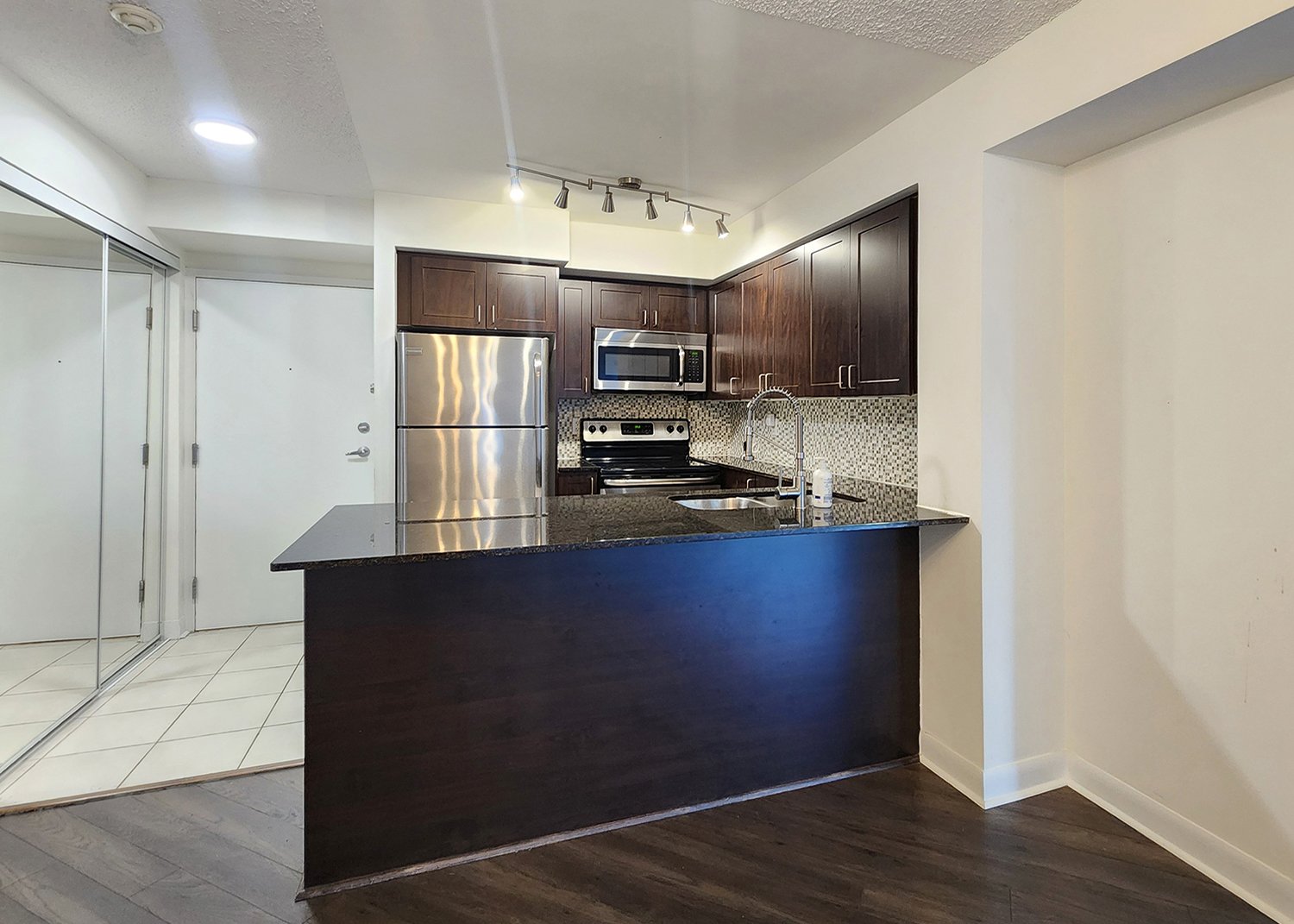 02 Kitchen 525 Wilson 640.jpg