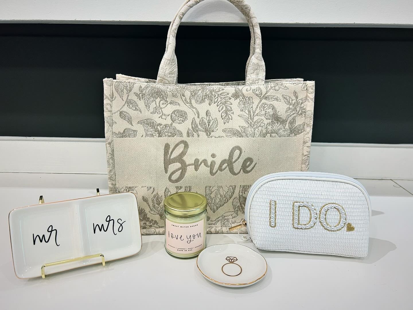 Spring or summer wedding? Stop by and check out our selection of gifts for the bride or bride-to-be. Open til 6pm @thecrossingclarendon. 

#shoplocal #shopsmall #shoparl #boutiqueshopping #clarendonva #bridalgiftideas