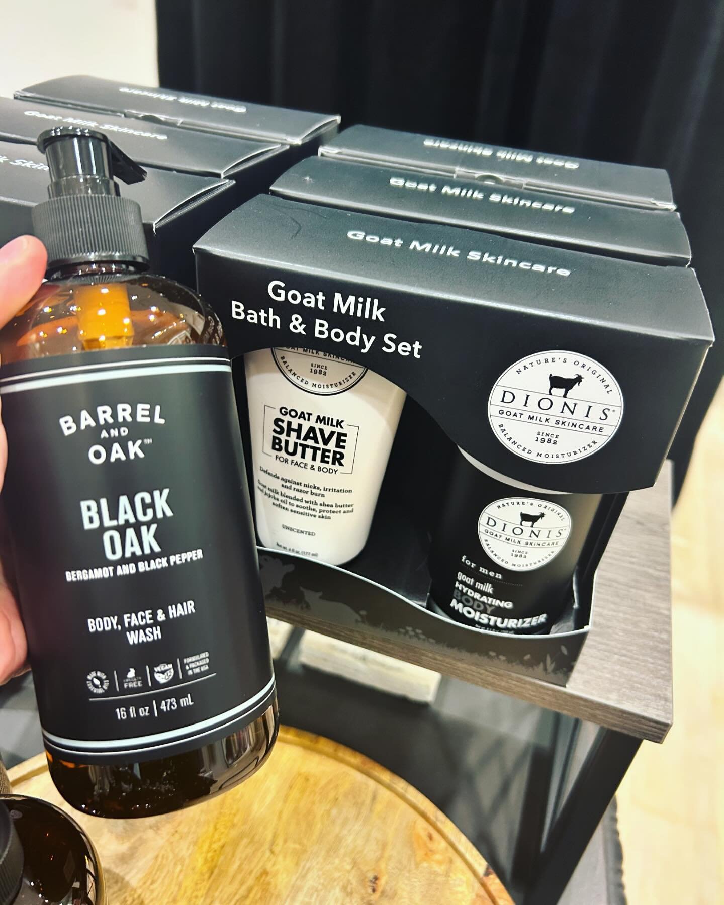 Men like pampering, too!  Stop by and check out our elevated collection of men&rsquo;s toiletry items perfect for Father&rsquo;s Day gift giving. Open til 6 @thecrossingclarendon. 

#shopsmall #shoparl #shoplocal #boutiqueshopping #clarendonva #mensg