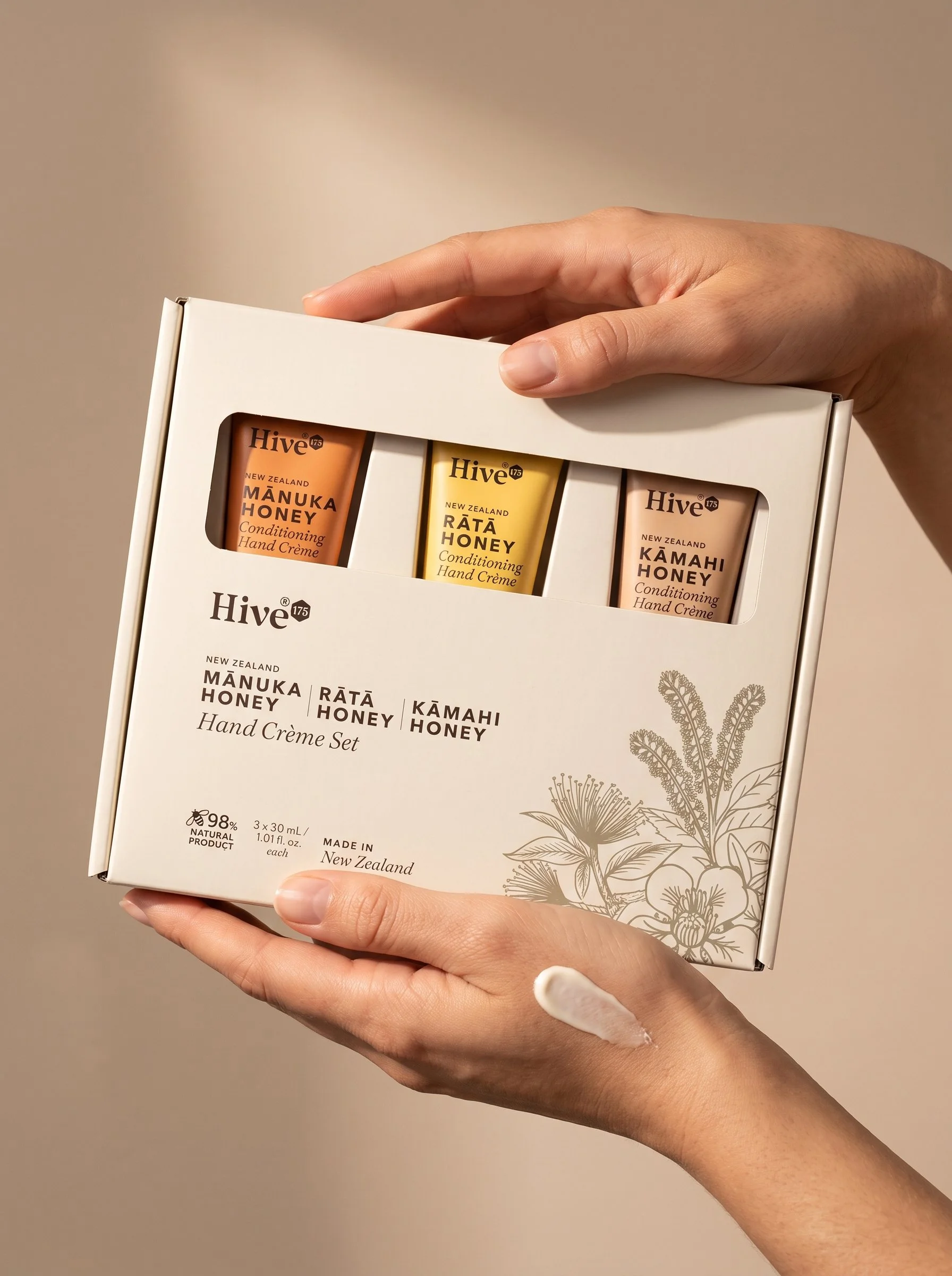 HIVE 175 HAND CREME GIFT SET LIFESTYLE 2.jpg