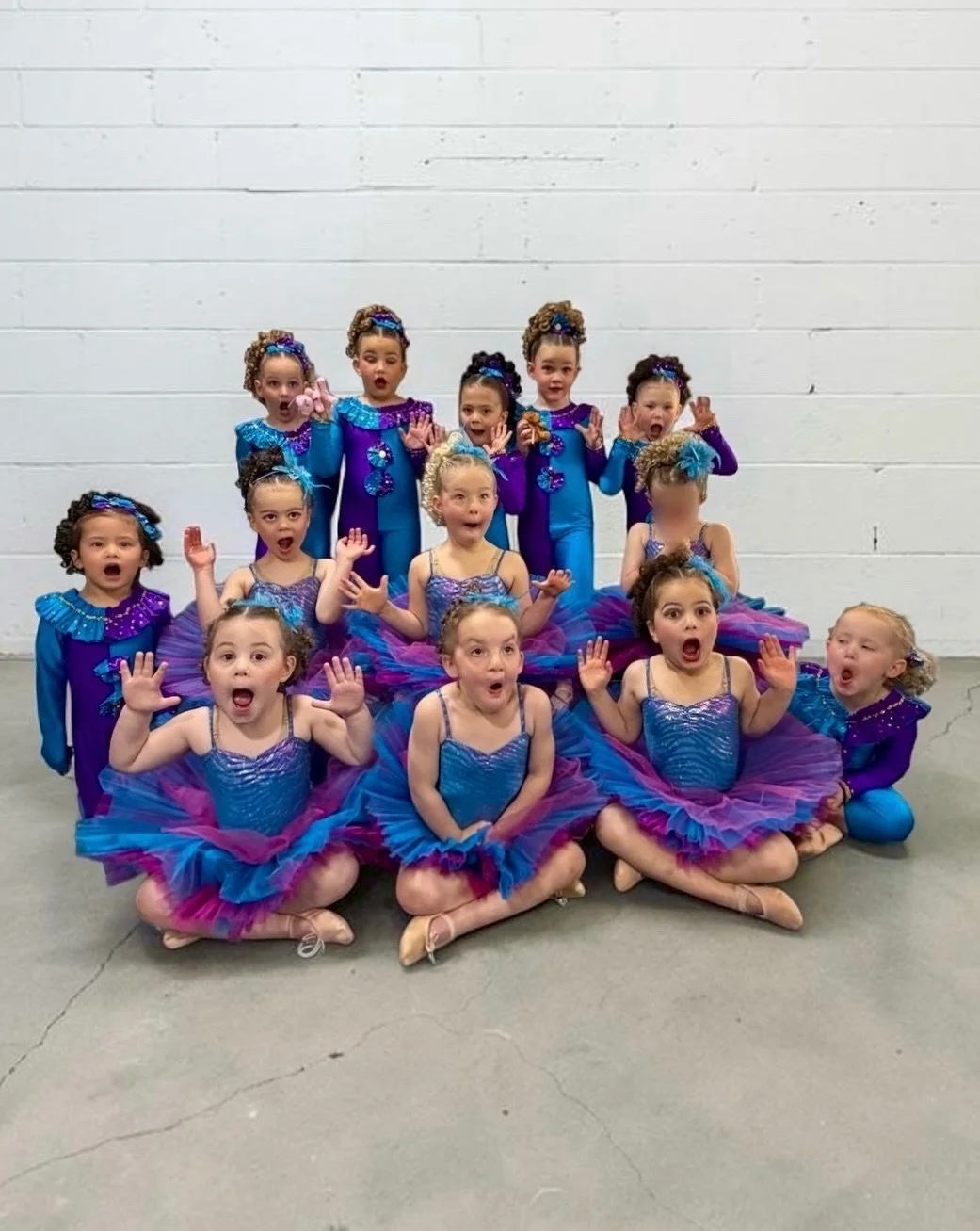 The best kind of Sunday. ✨ A little bit of nerves, a LOT of energy, besties by your side and a stage to be brave on. That&rsquo;s our Tinies. &hearts;️🍁

@longbeachcalcomp, you were FUN!