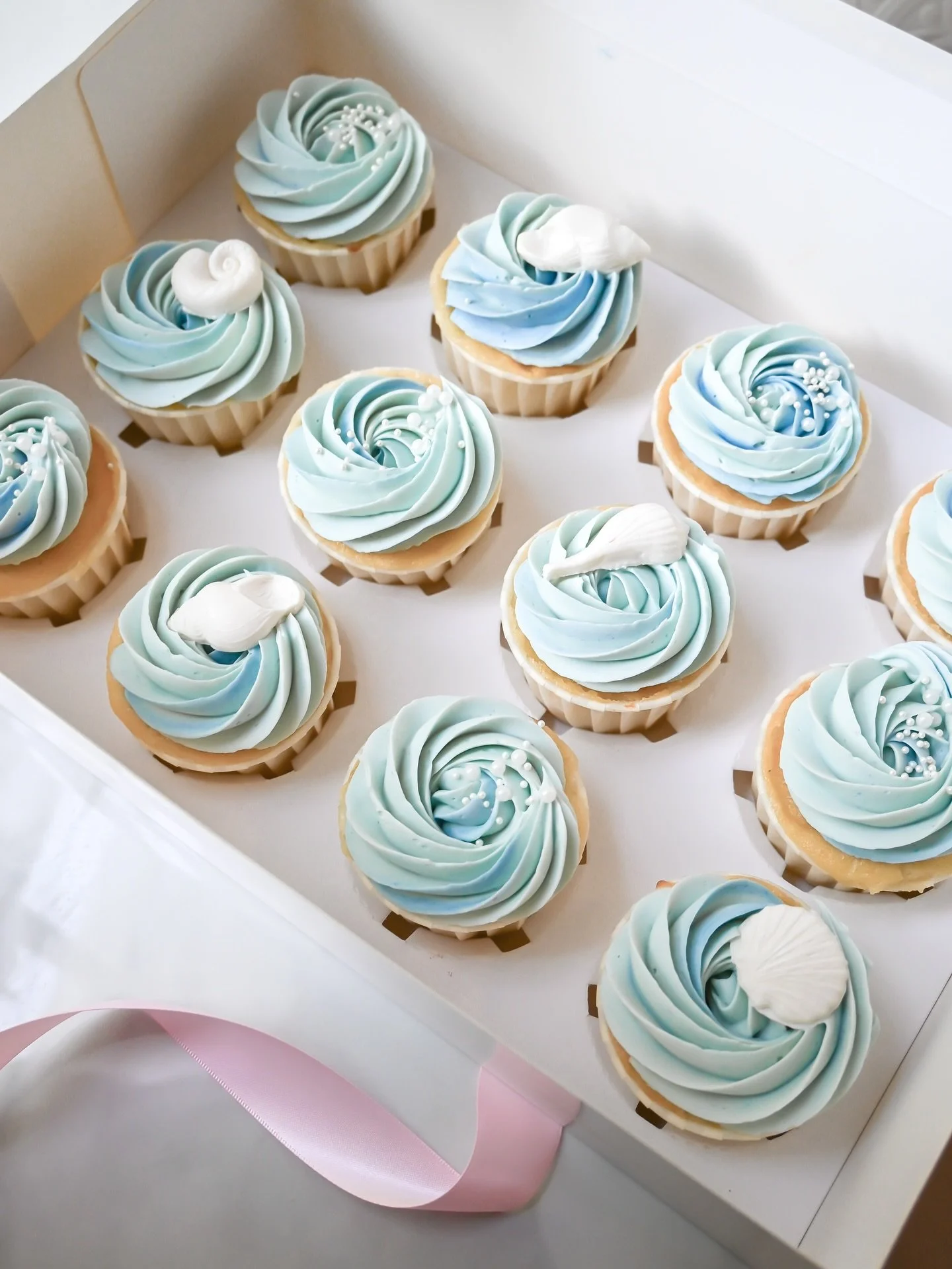 Not me popping back on here with cupcakes like I&rsquo;m the most inconsistent poster ever. 😅

These Madagascan vanilla bean + buttermilk cupcakes with Madagascan vanilla buttercream are simple in design but rich in story&mdash;one set went coastal 