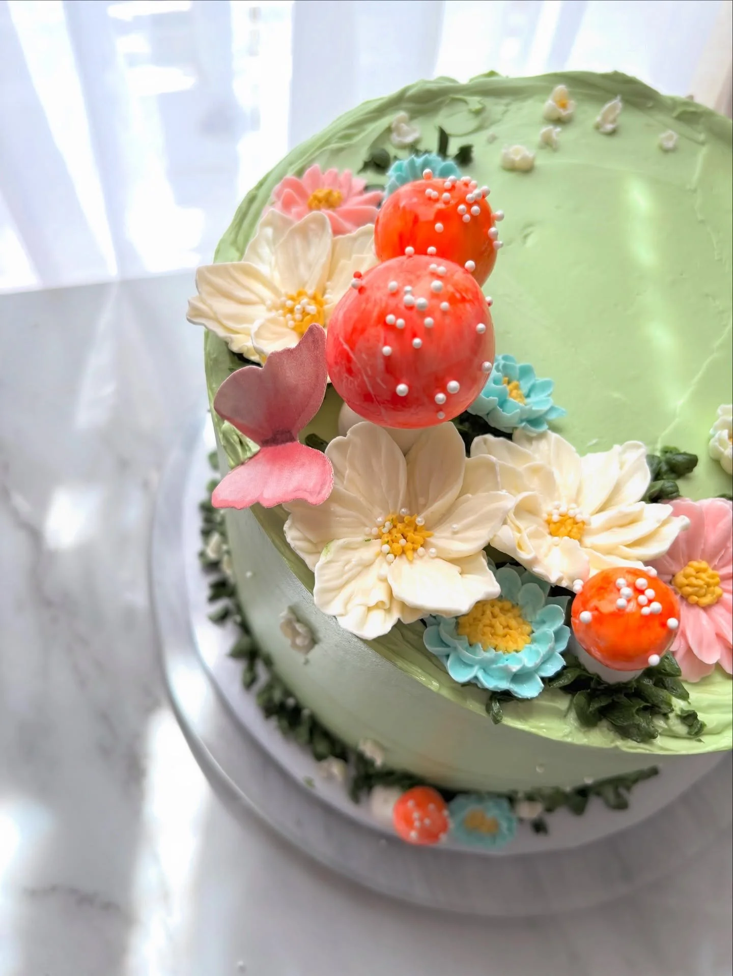 🍄🌸🧚&zwj;♂️A little woodland magic 🌿🦋🍄

Vanilla bean and buttermilk cake with vanilla buttercream and strawberry conserve, dressed in buttercream blooms hand piped petal by petal, wafer paper butterflies, and hand-painted fondant mushrooms. Ever