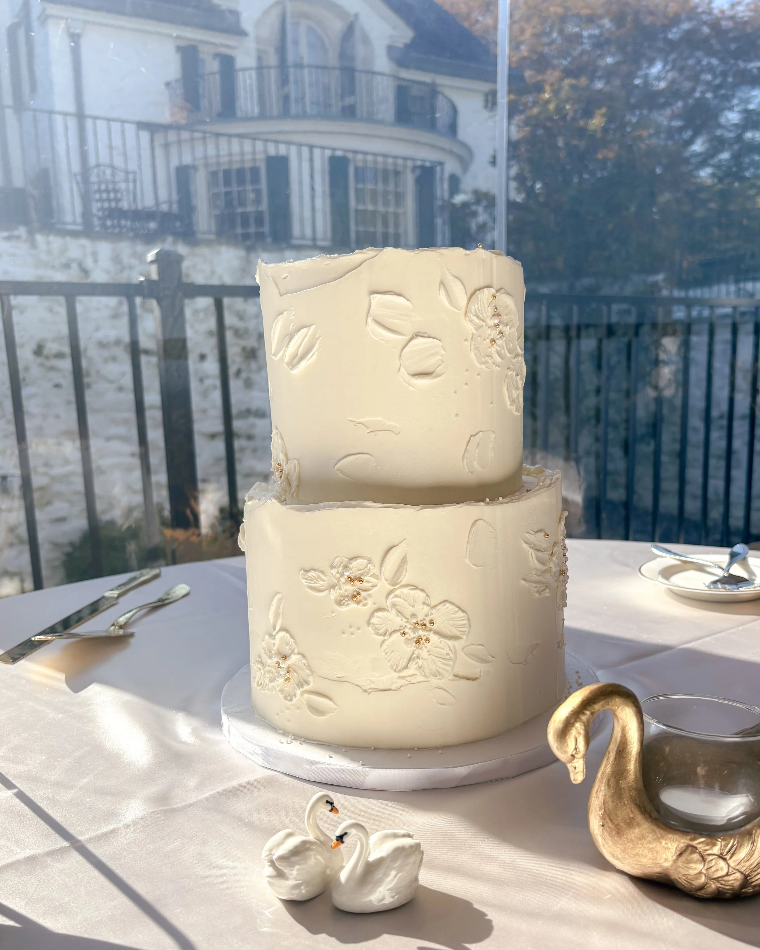 Romantic Buttercream Texture: A Custom Wedding Cake at Philander Chase Knox Estate