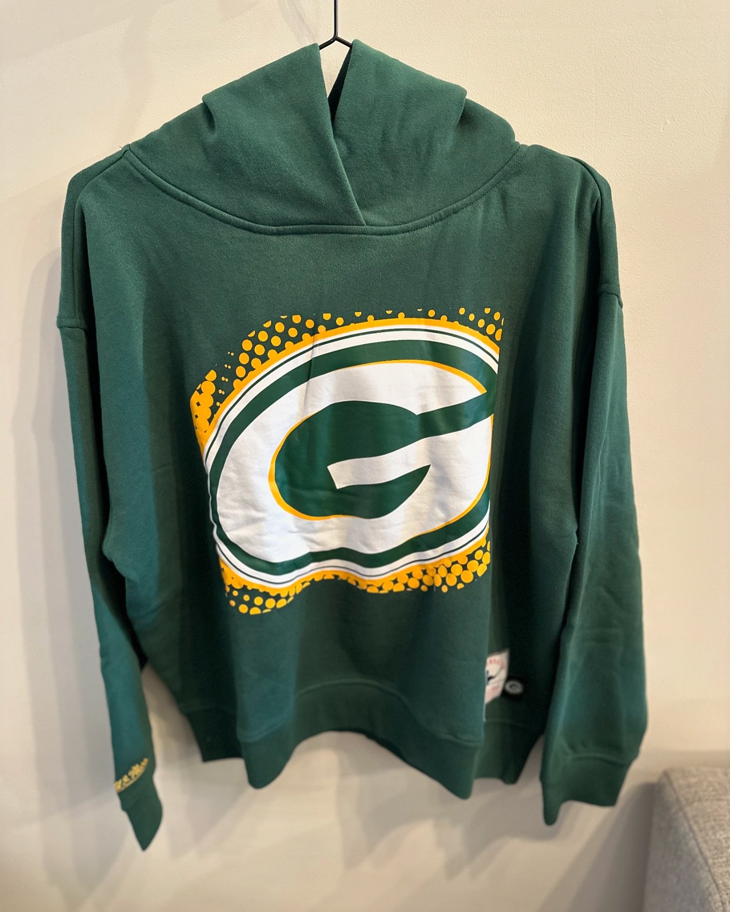 🚨🚨🚨🚨
New ladies M&amp;N Packers hoodies, Chiefs crop tops and Lakers satin jackets🔥
