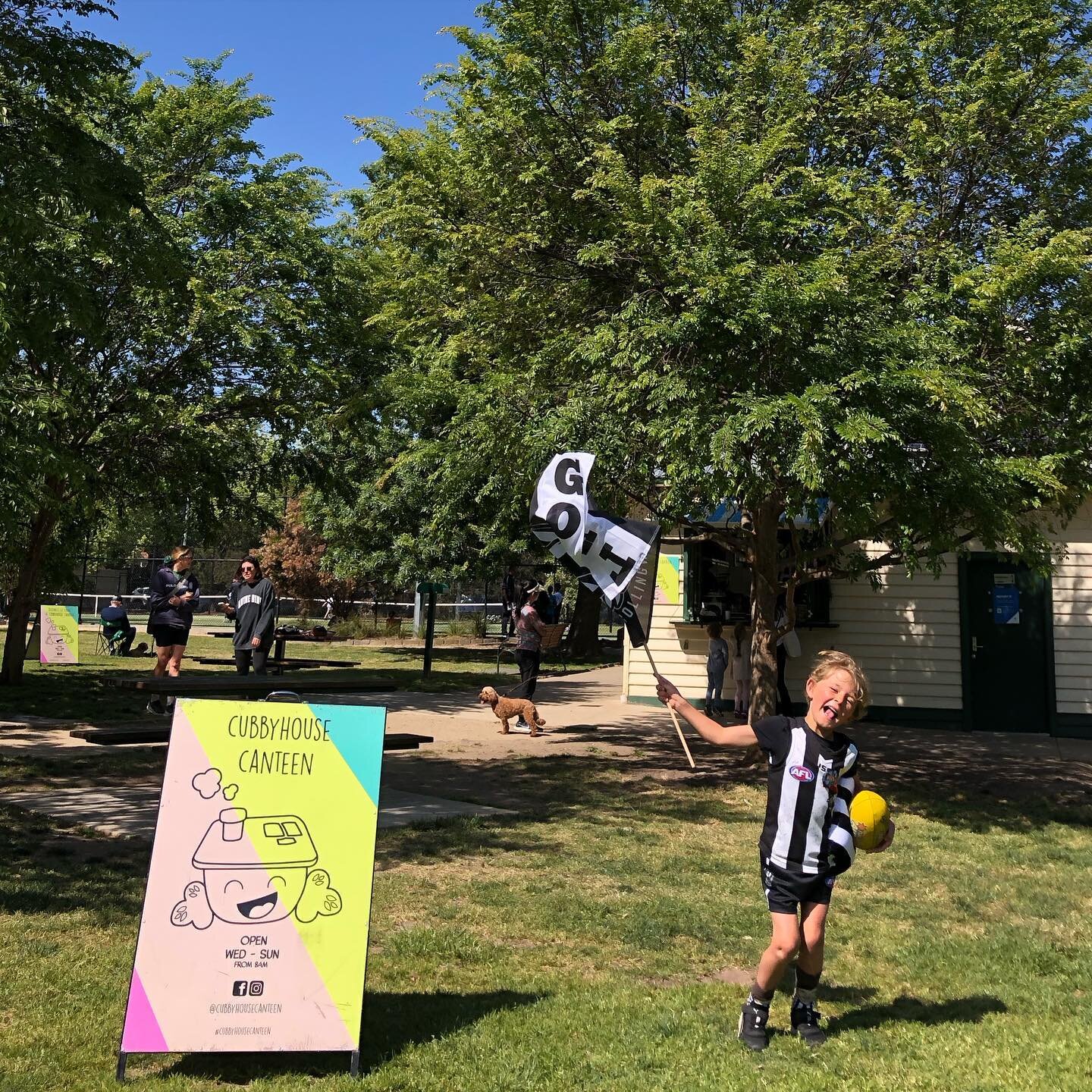 Check out lil Paddy bringing all the HOT PIE VIBES to the park today!! 🙌
@cubbyhousecanteen 

@samantha_waters_ @collingwood_fc 

#hotpievibes #aflgrandfinal #collingwoodfc #fan #seeyouatthepark #communitykindnessconnection #cubbyhousecanteen