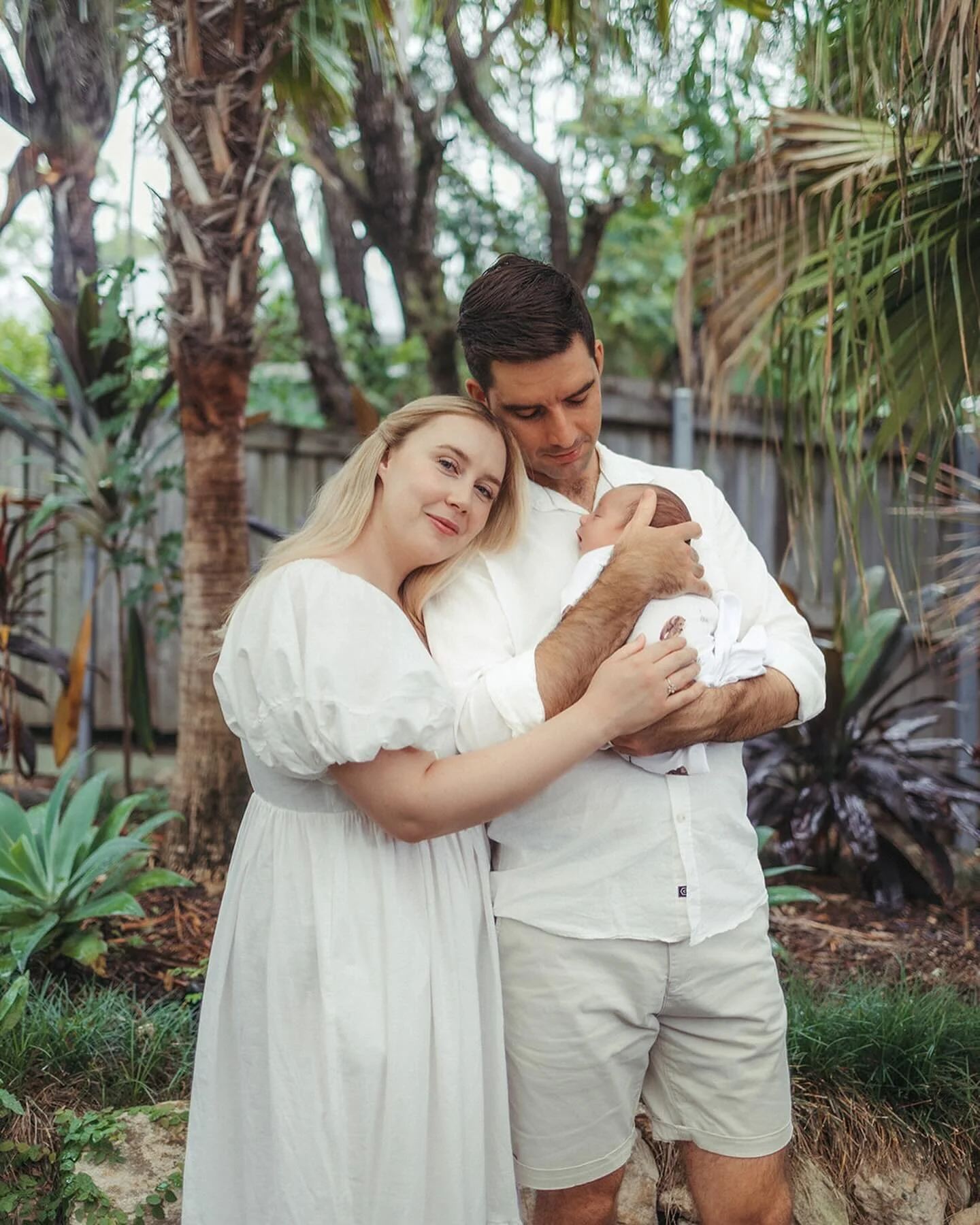 Newborn snuggles at home, nothing sweeter 🥹 what was your favourite thing about your newborn session? Let me know below 🫶🏼