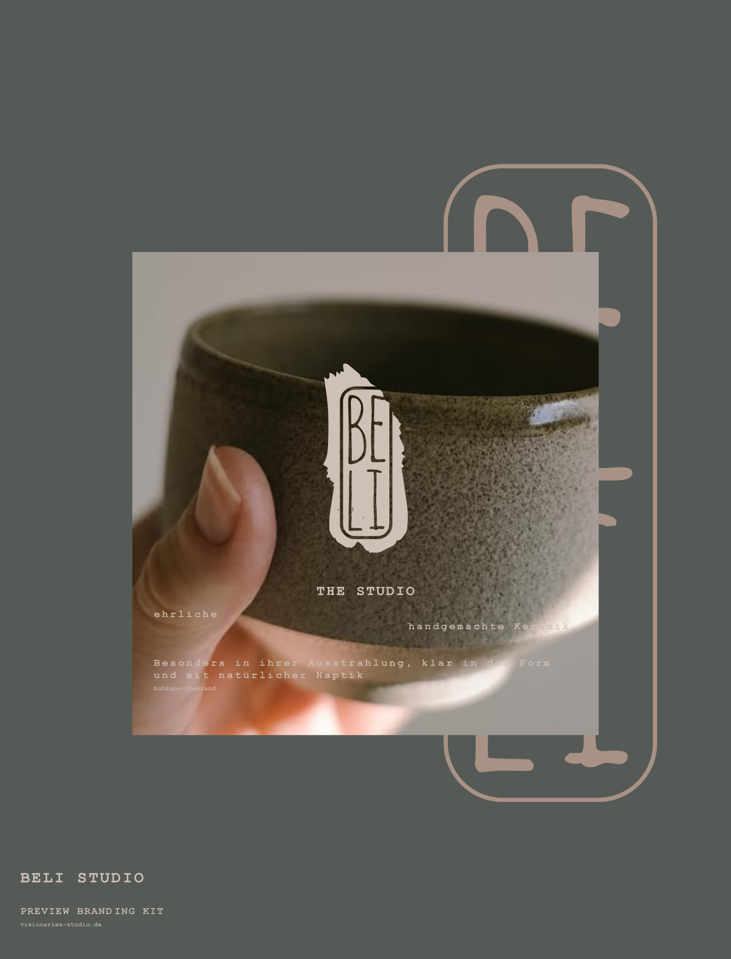 Nahaufnahme einer handgefertigten Kaffeetasse mit einem Logo, das den Text 'BE IT' zeigt, Gegenstand gegen eine graue Hintergrund mit hellem Rand. Darüber befindet sich eine stilisierte Zeitschrift mit dem Titel 'THE STUDIO', sowie deutsche Beschreibungen, die auf handgemachte Keramik und einen besonderen, klaren Formen sowie natürlichen Haptik hinweisen. Im unteren Bereich steht der Text 'BALI STUDIO PREVIEW BRANDING KIT' auf einer dunklen Fläche.