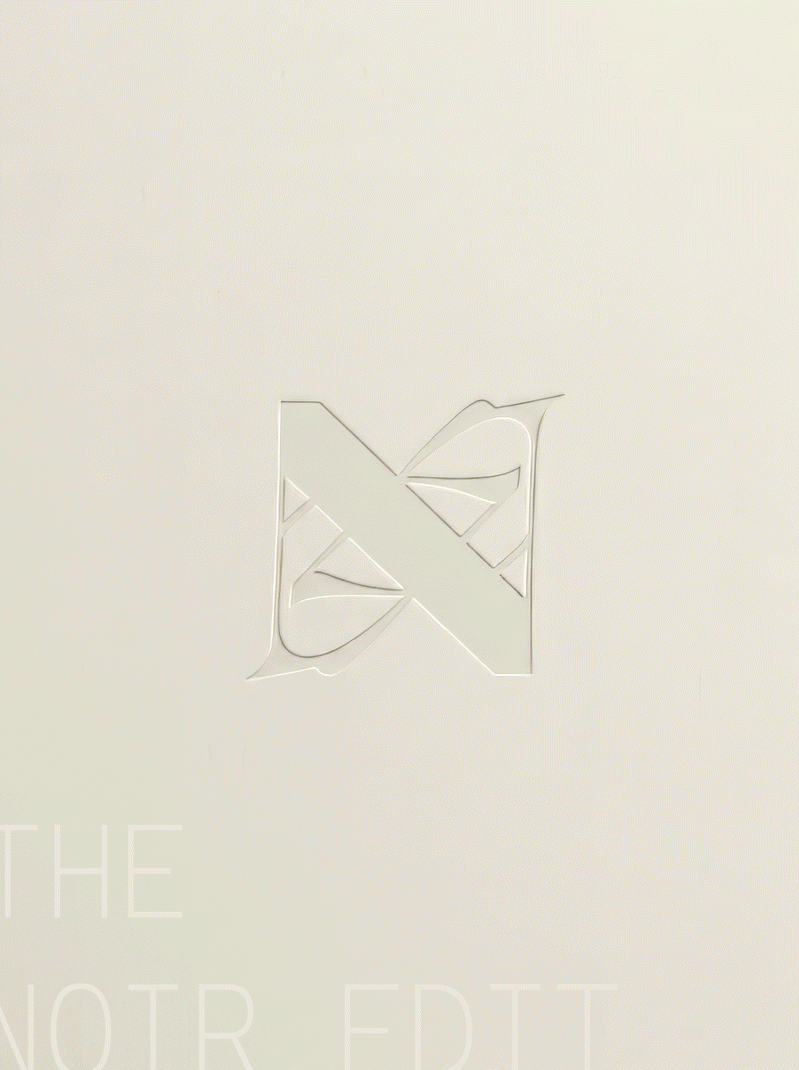 Das Bild zeigt ein minimalistisches, beige Cover-Design mit einem halbtransparenten, erhabenen Logo in der Mitte. Unten im Bild steht teilweise sichtbar der Text 'THE NOTR ED', wobei das Wort 'NOTE' wahrscheinlich gemeint ist.