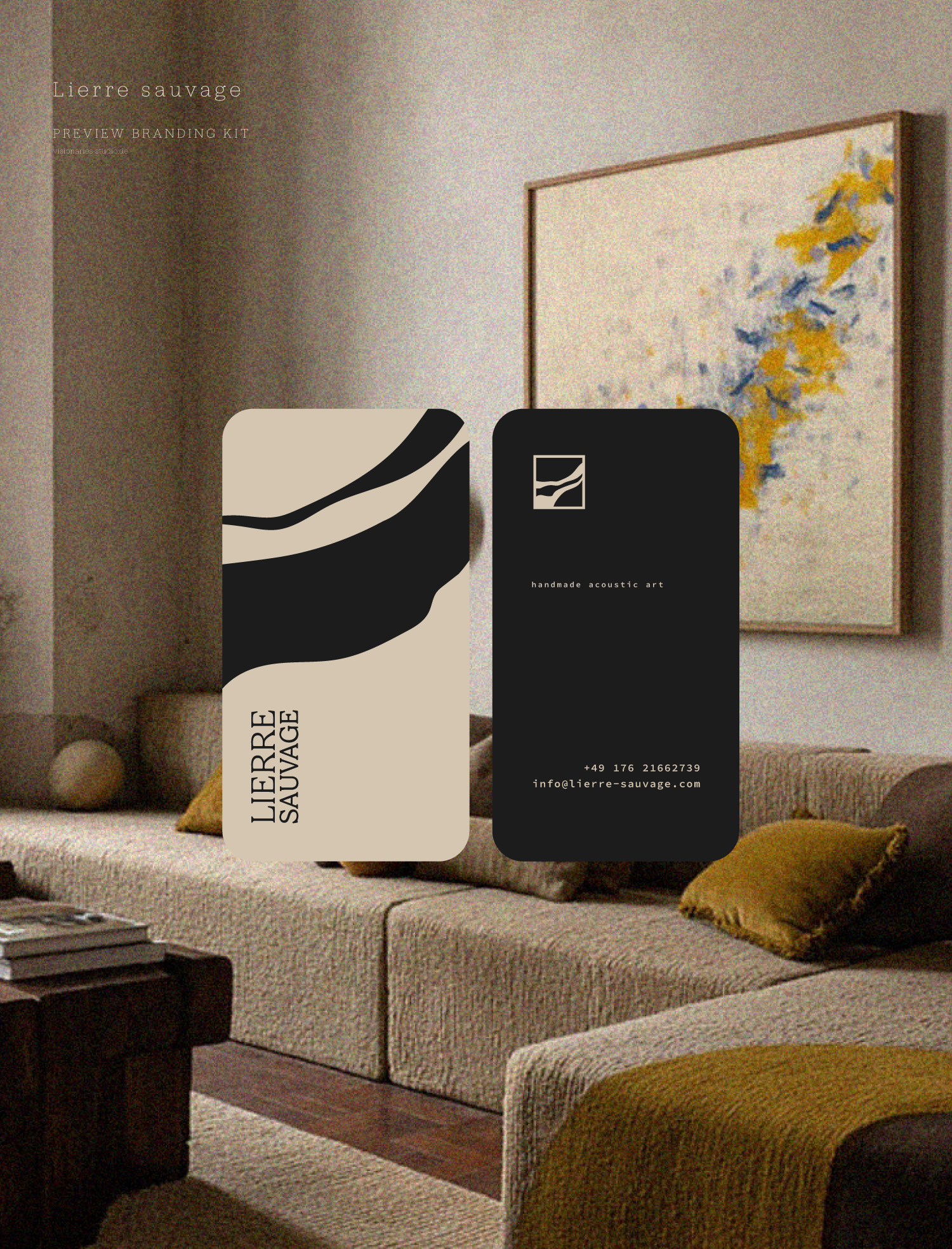 Innenraum eines Wohnzimmers mit beige Couch, Kissen, Buch, Wandbild und schwarzen Visitenkarten. Text auf der Karte: "Lierre sauvage, Preview Branding Kit, handmade acoustic art".