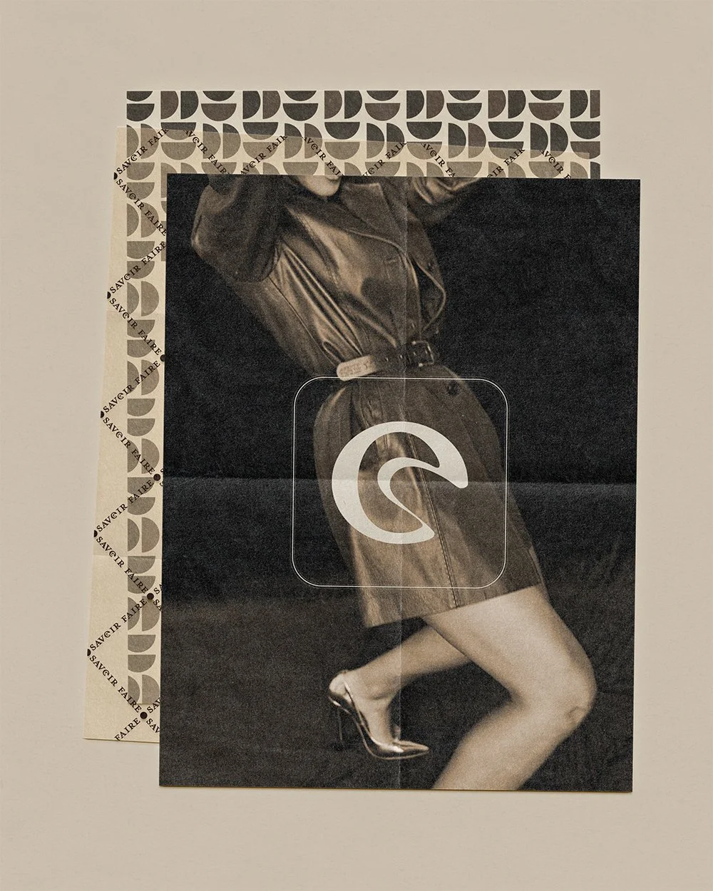 Collage mit einem schwarzen und weißen Branding-Design, einer Schwarz-Weiß-Fotografie eines Models in einem Lederoutfit und hohen Absätzen, mit einem überlagerten grauen Logo, sowie einem beige Hintergrund mit schwarzem Muster.