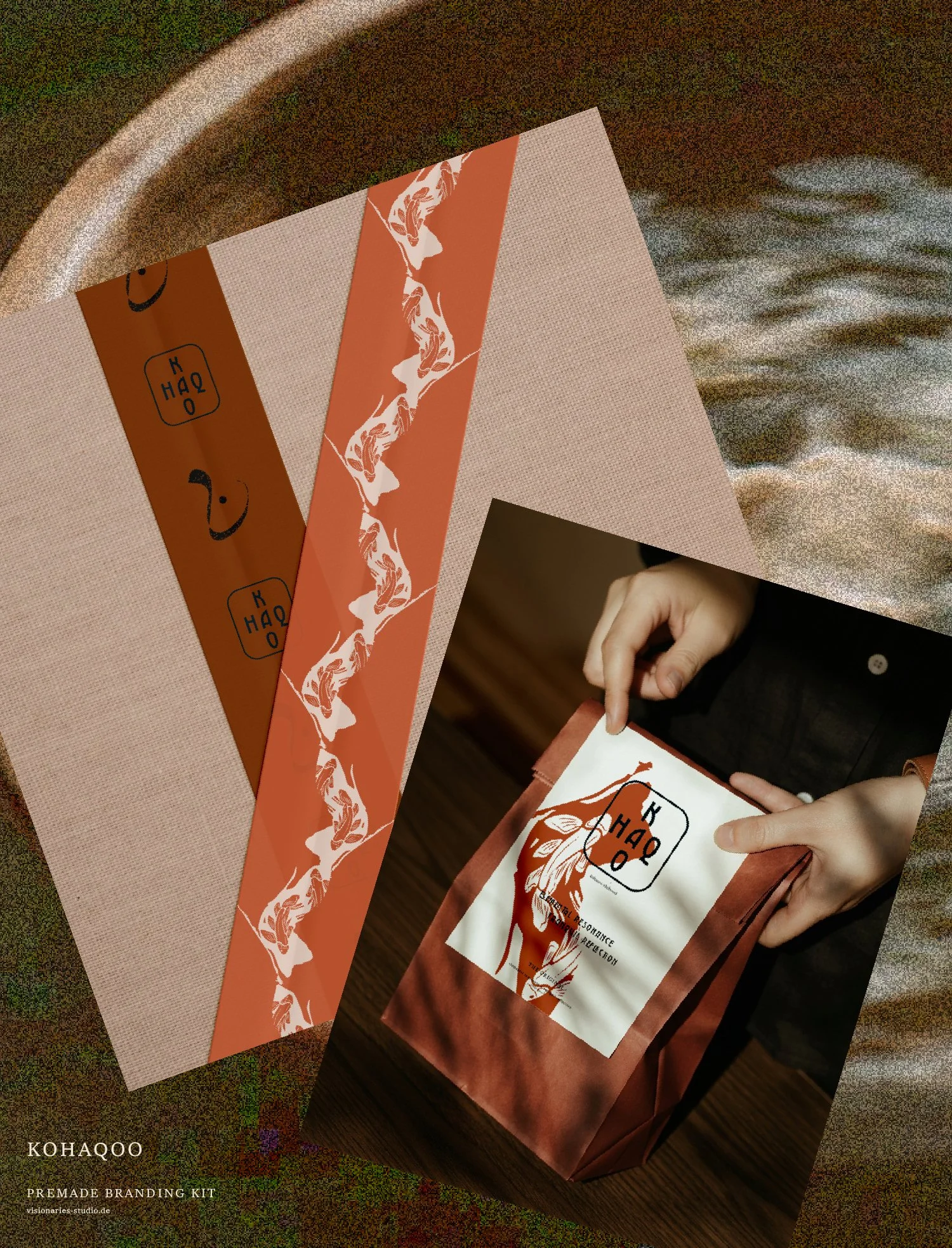 Das Bild zeigt eine person, die einen Bag mit einem Branding-Design hält, auf dem ein Logo mit den Buchstaben H, A, Q und O sowie ein floral inspiriertes Muster zu sehen ist. Das Design scheint für eine Produktverpackung oder eine Marketingkampagne gedacht zu sein.