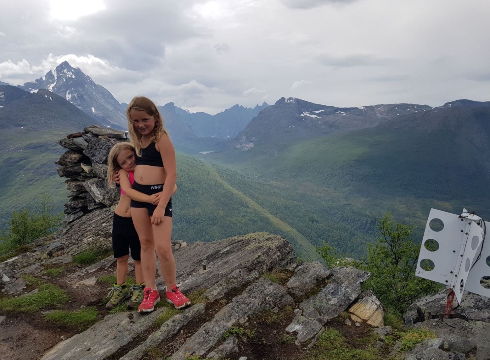 Iselin-og-Malene-pa-Moanebba.jpg