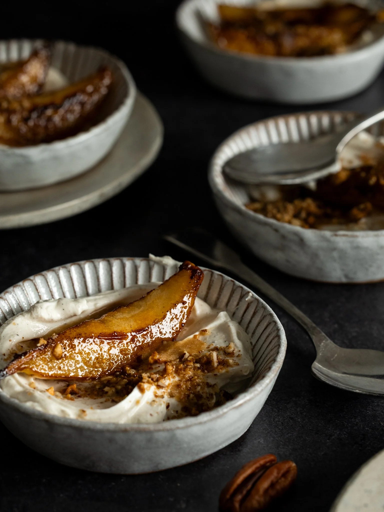 Peres rostides amb misoi mascarpone