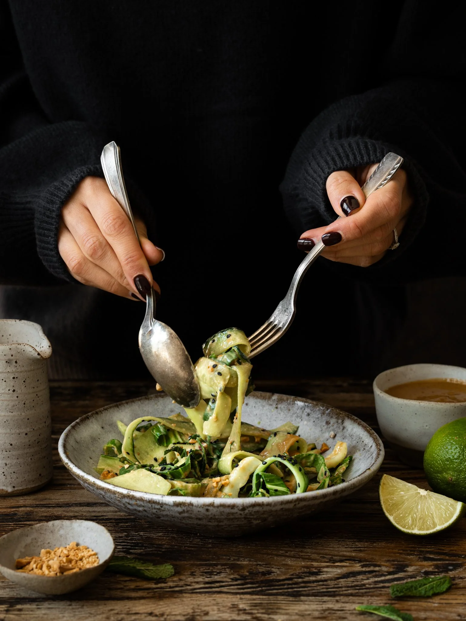 Amanida cruixent de pak choi, cogombre i crema de cacauet