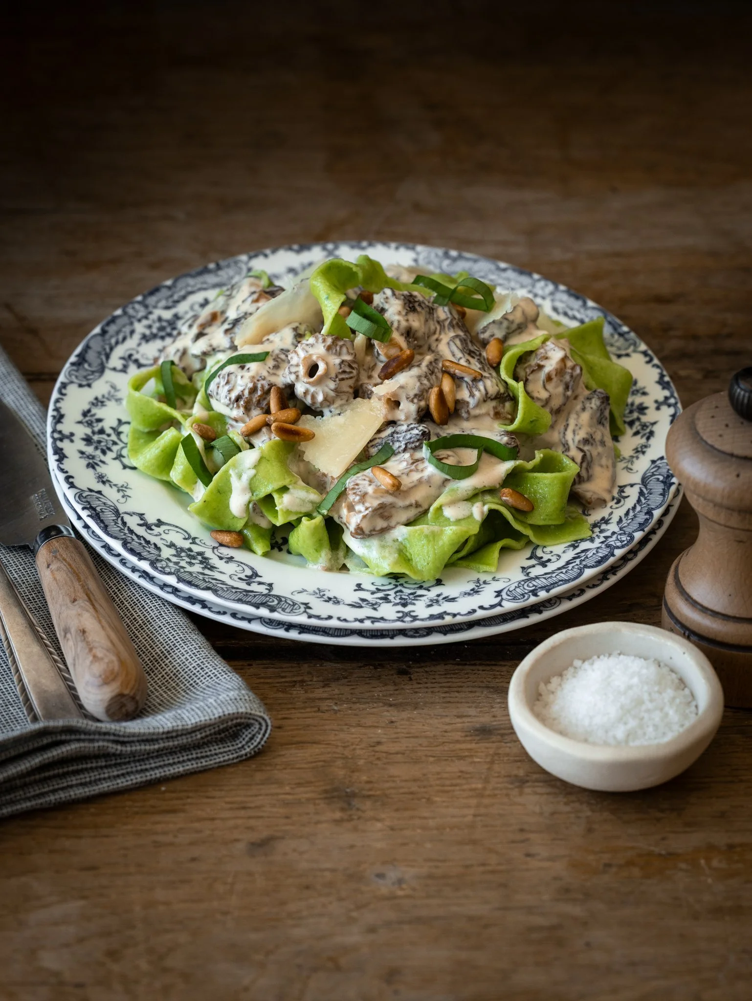 Tagliatelles amb all de bruixa, múrgoles i parmesà