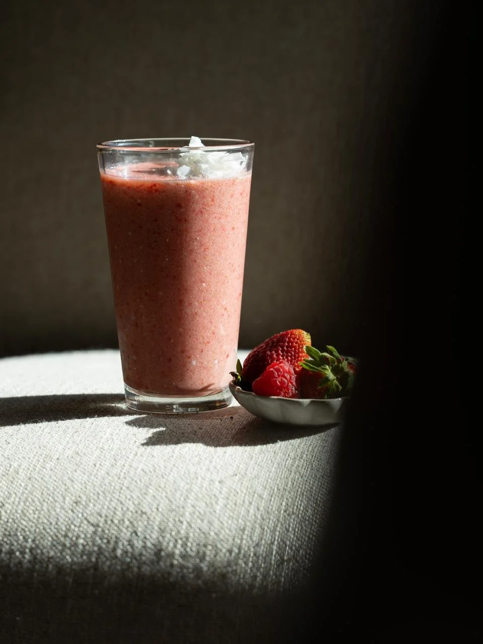 Smoothie de frutos rojos, coco y jengibre