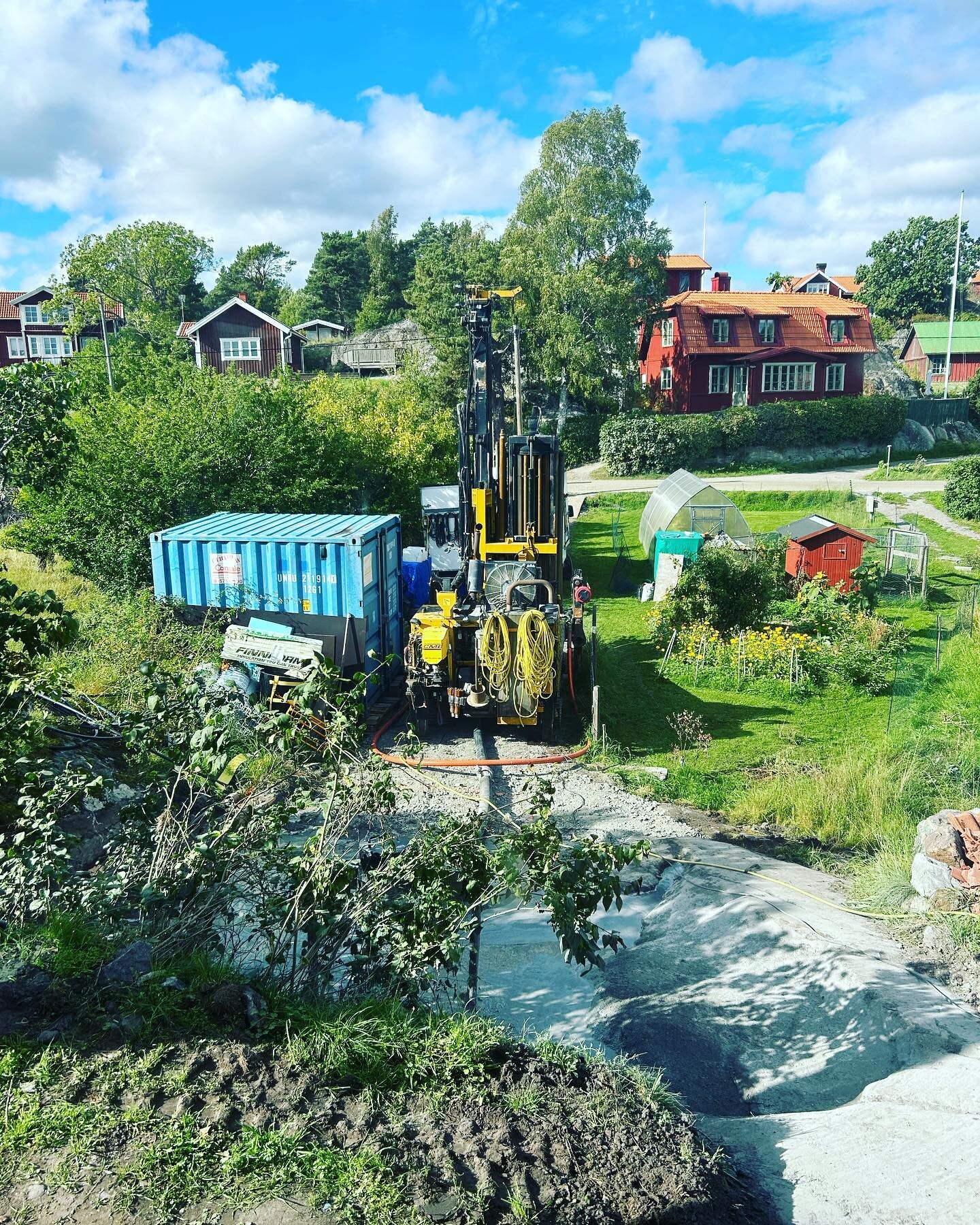 Just nu borras det f&ouml;r bergv&auml;rmen och vatten p&aring; M&ouml;ja. P&aring; onsdag ska det borras en vattenbrunn p&aring; S&ouml;derm&ouml;ja 💦💧🚽🛁