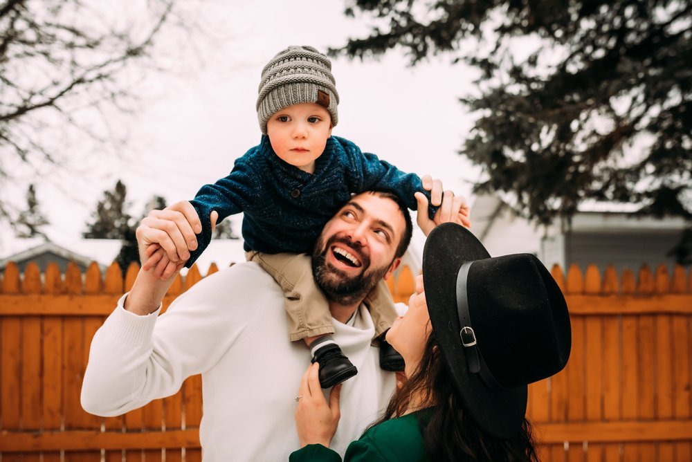 child on shoulders of dad during wisconsin winter family photos