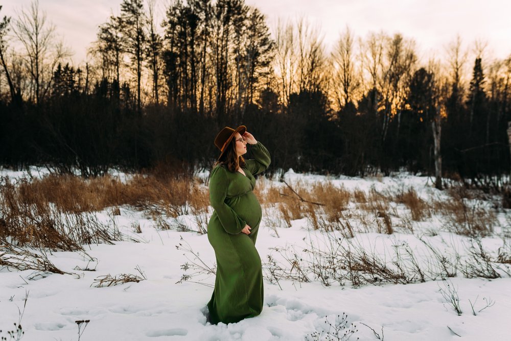 pregnant women wears stunning green dress in wisconsin snow