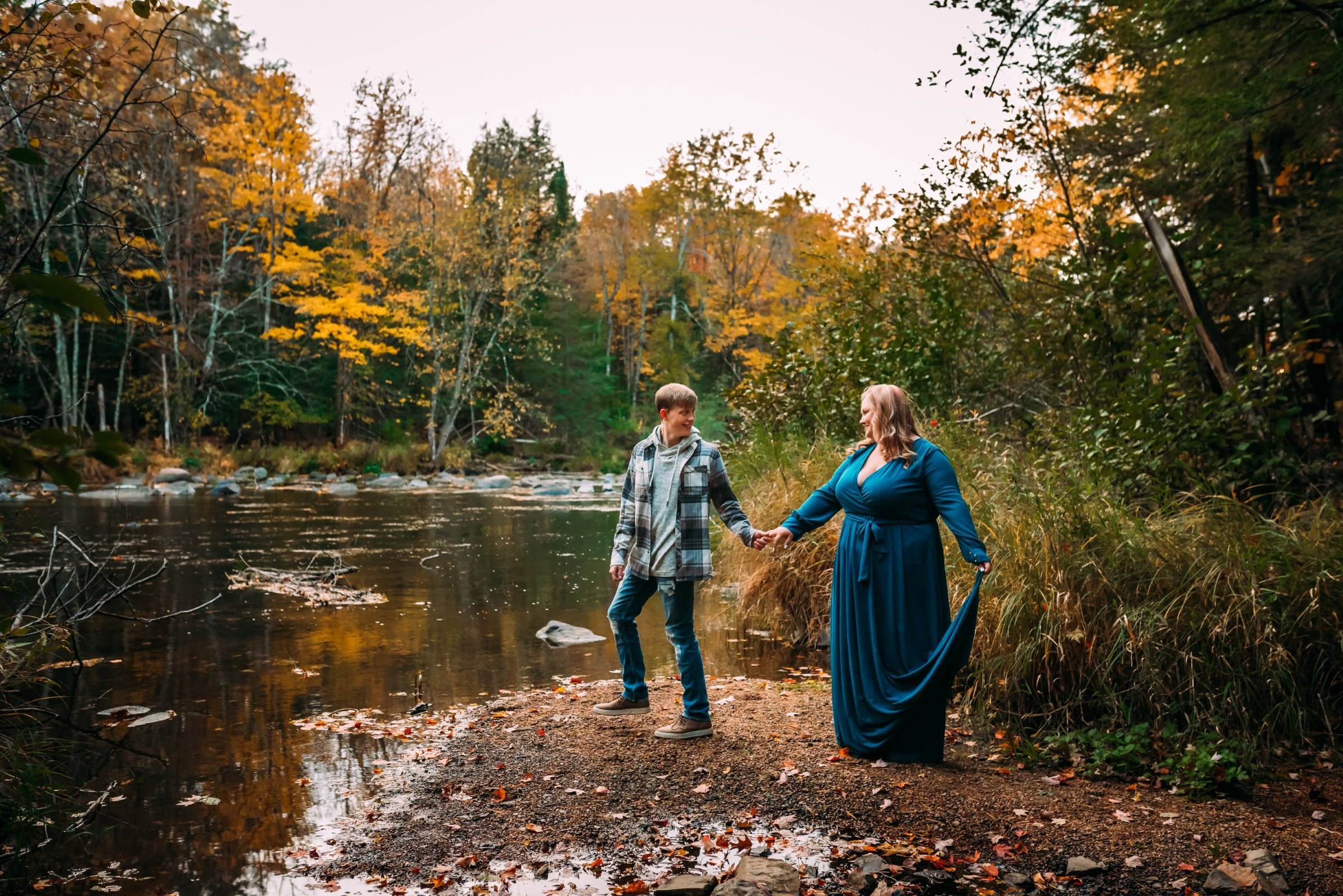 What to Wear for Engagement Photos, Engagement Photo outfits, Wisconsin engagement photographer, fall engagement photos, eau claire dells wisconsin