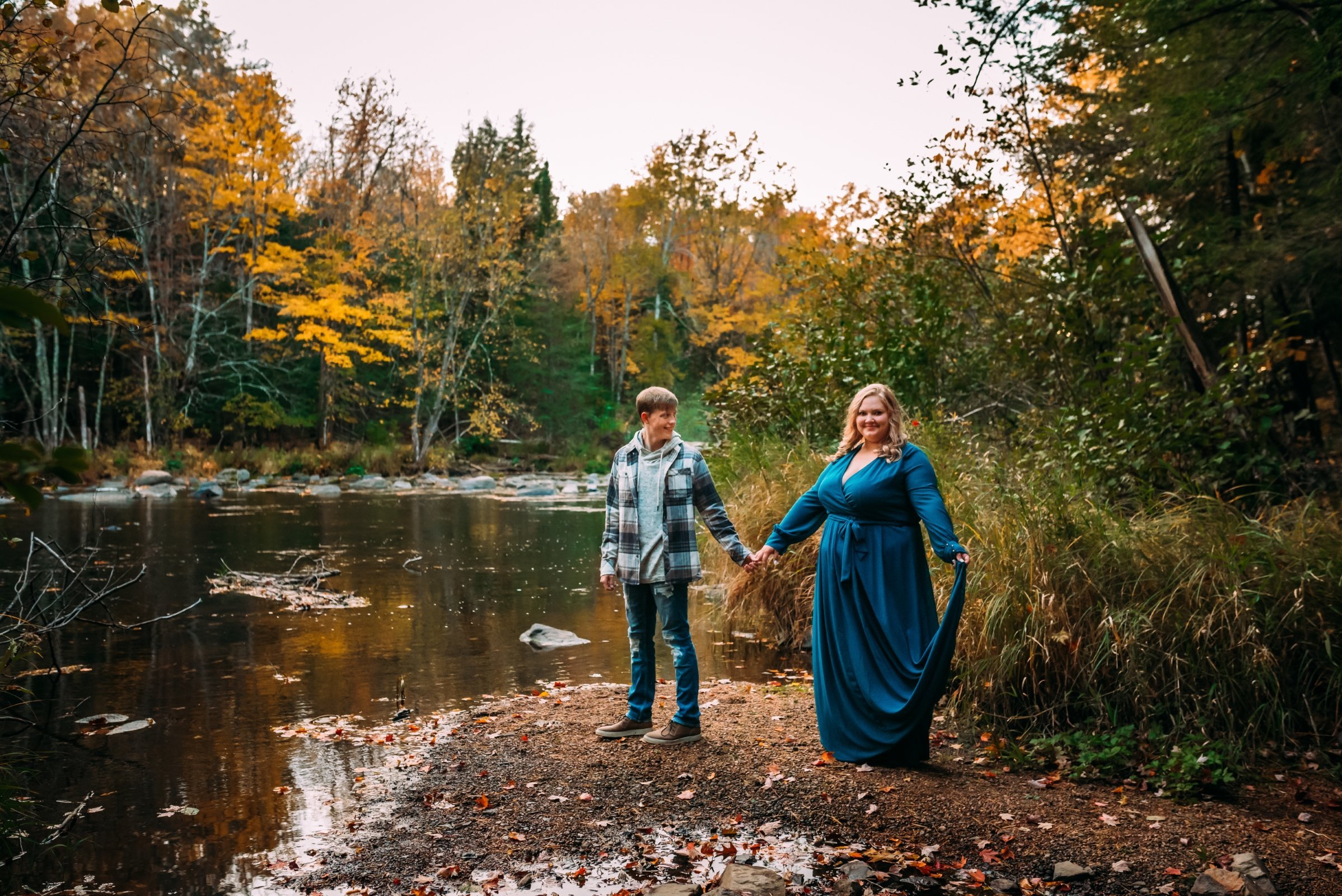 What to Wear for Engagement Photos, Engagement Photo outfits, Wisconsin engagement photographer, fall engagement photos, eau claire dells wisconsin