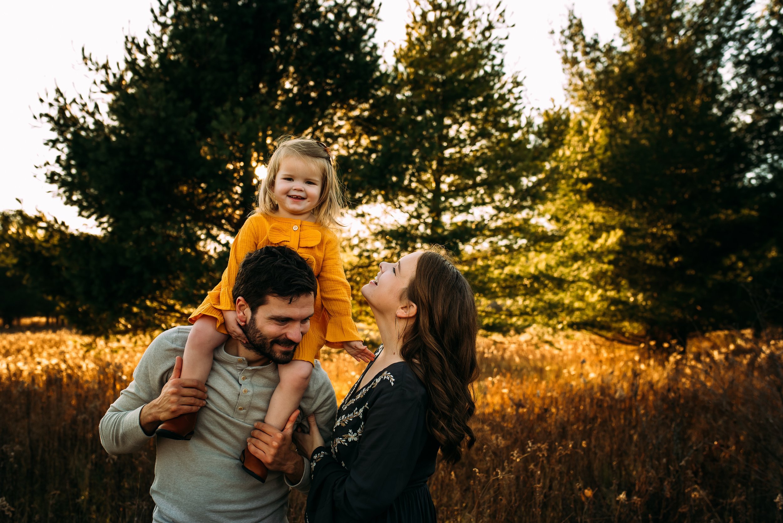 Wisconsin family photographer what to wear family photos family photo poses wausau family photographer